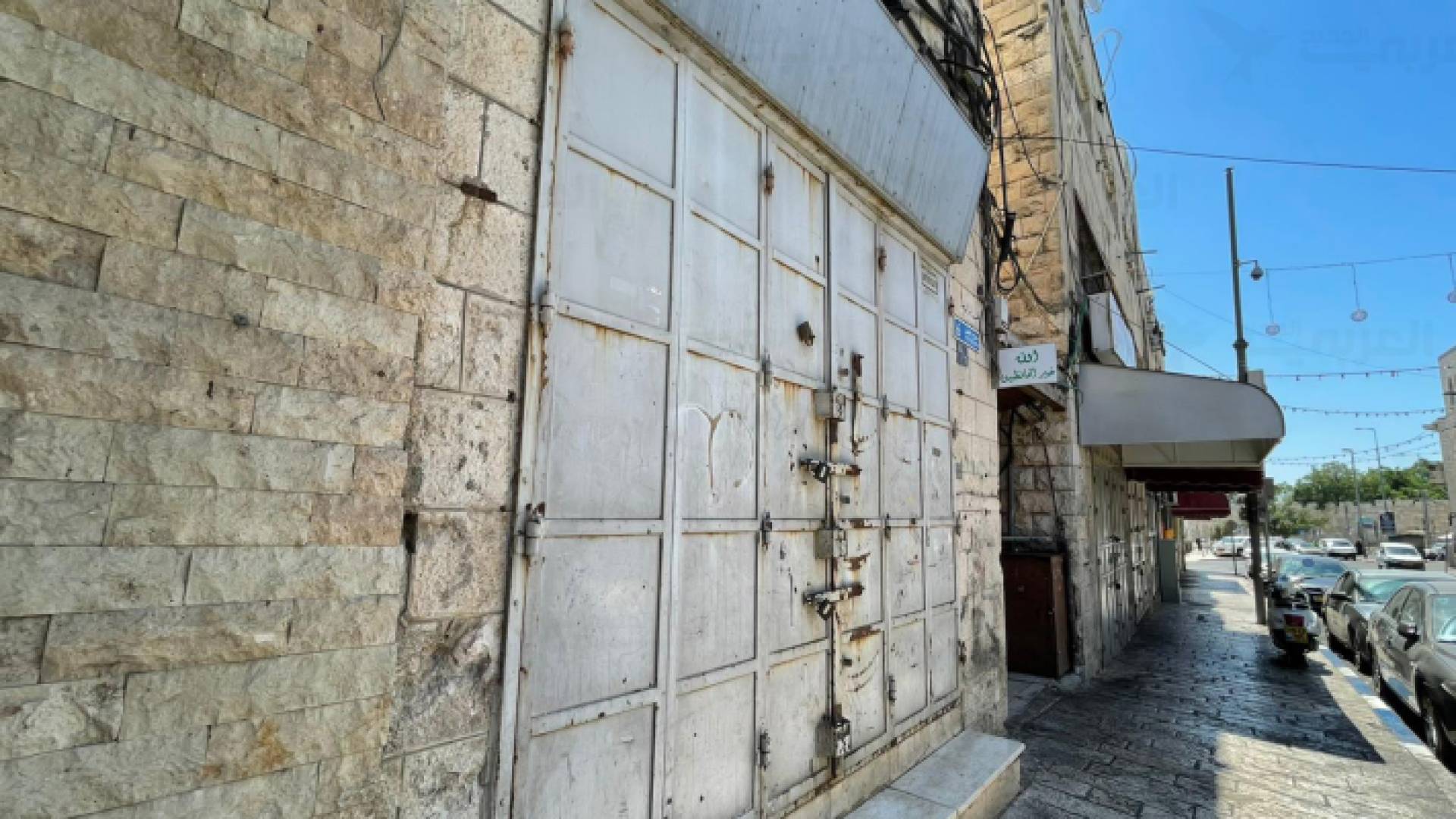 محل مغلق في إحدى المدن الفلسطينية