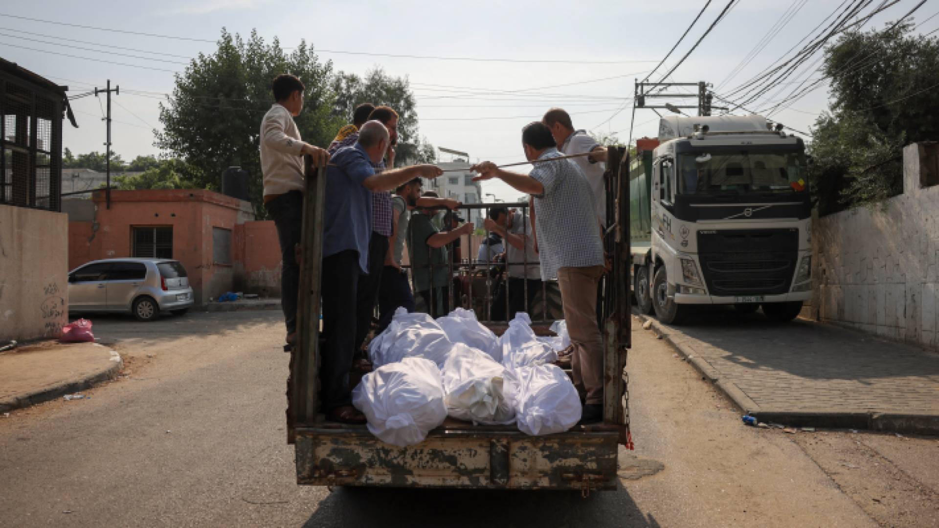 شاحنة تقل جثث عائلة استشهدت في ضربات الاحتلال على مدينة غزة