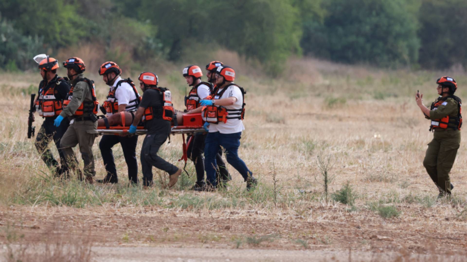 فرق الإنقاذ في الاحتلال الإسرائيلية خلال إجلاء