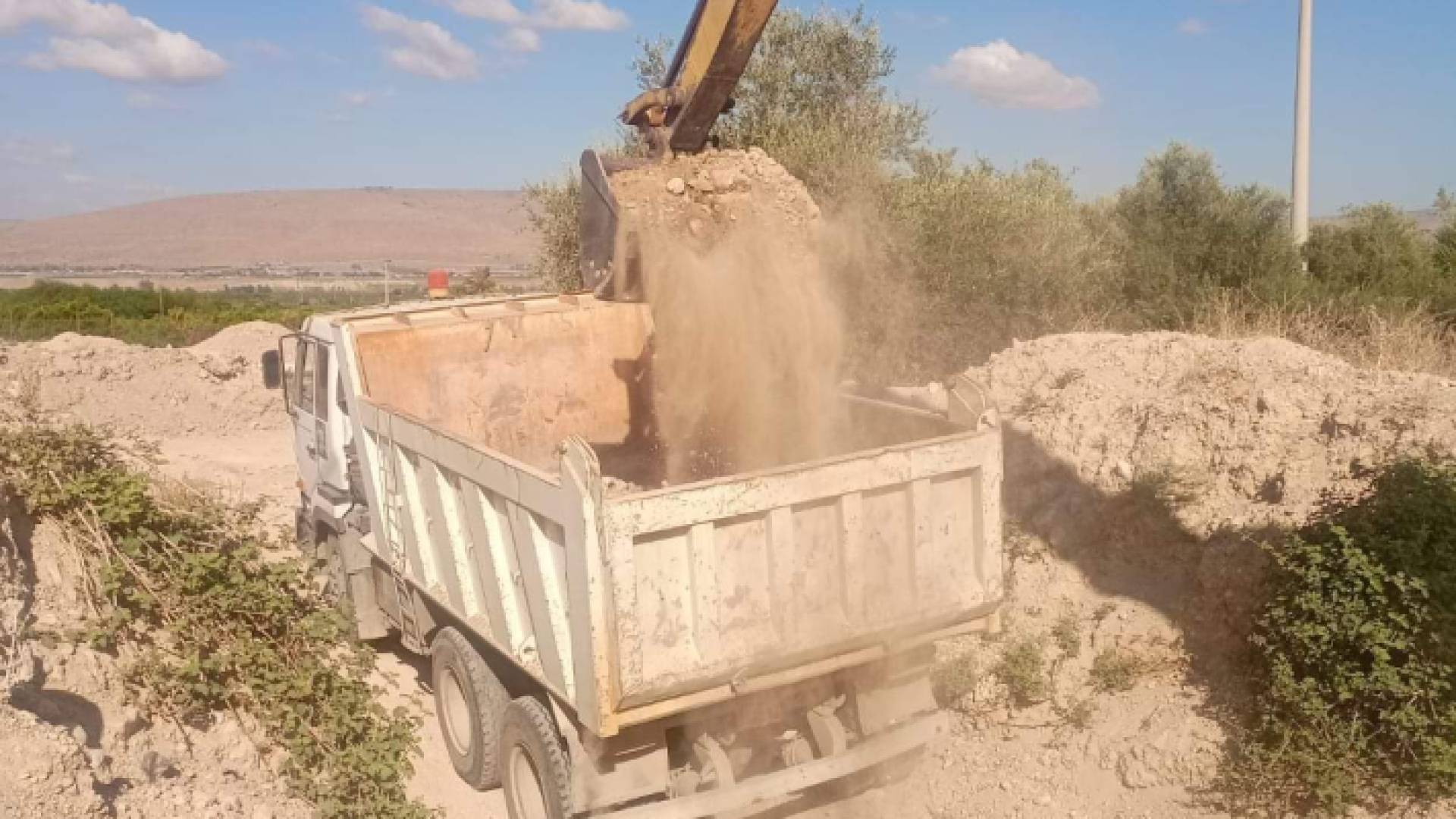 الصورة من حملة صيانة وتنظيف لمجاري الأودية