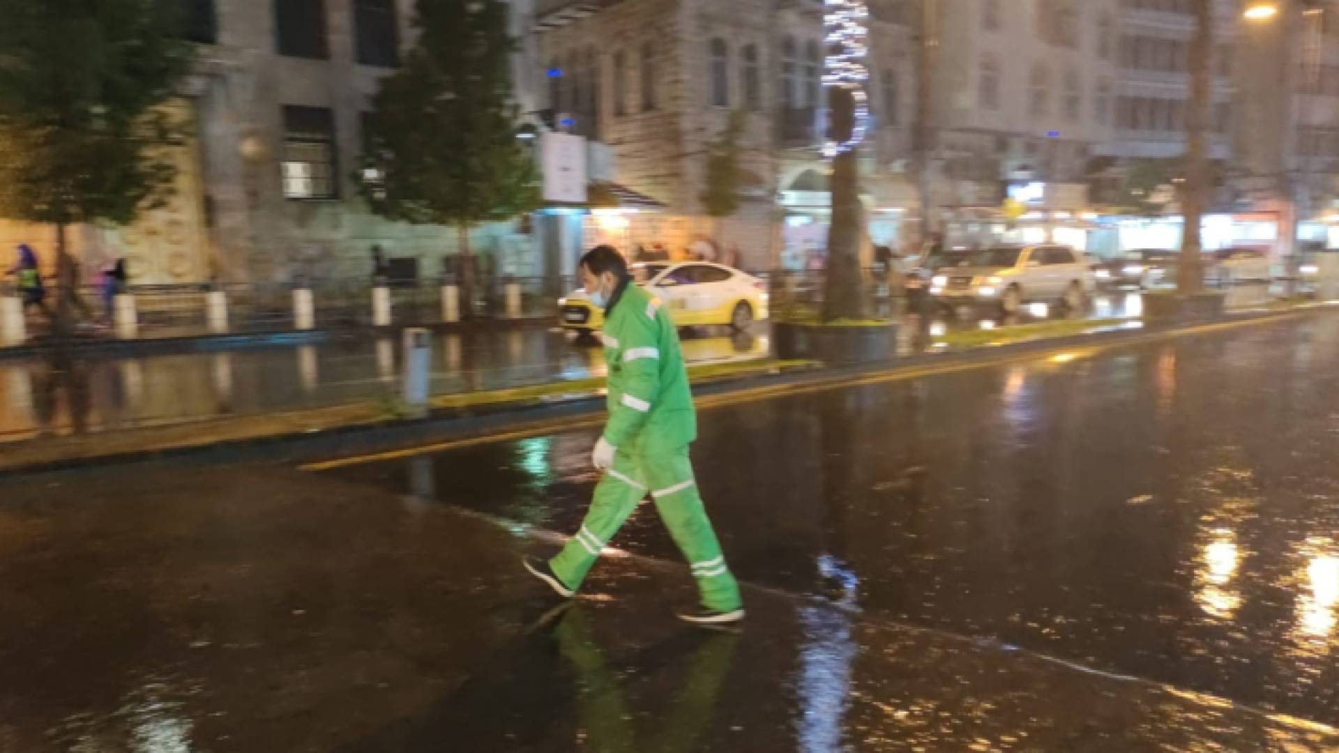 عامل وطن يسير في أجواء ماطرة