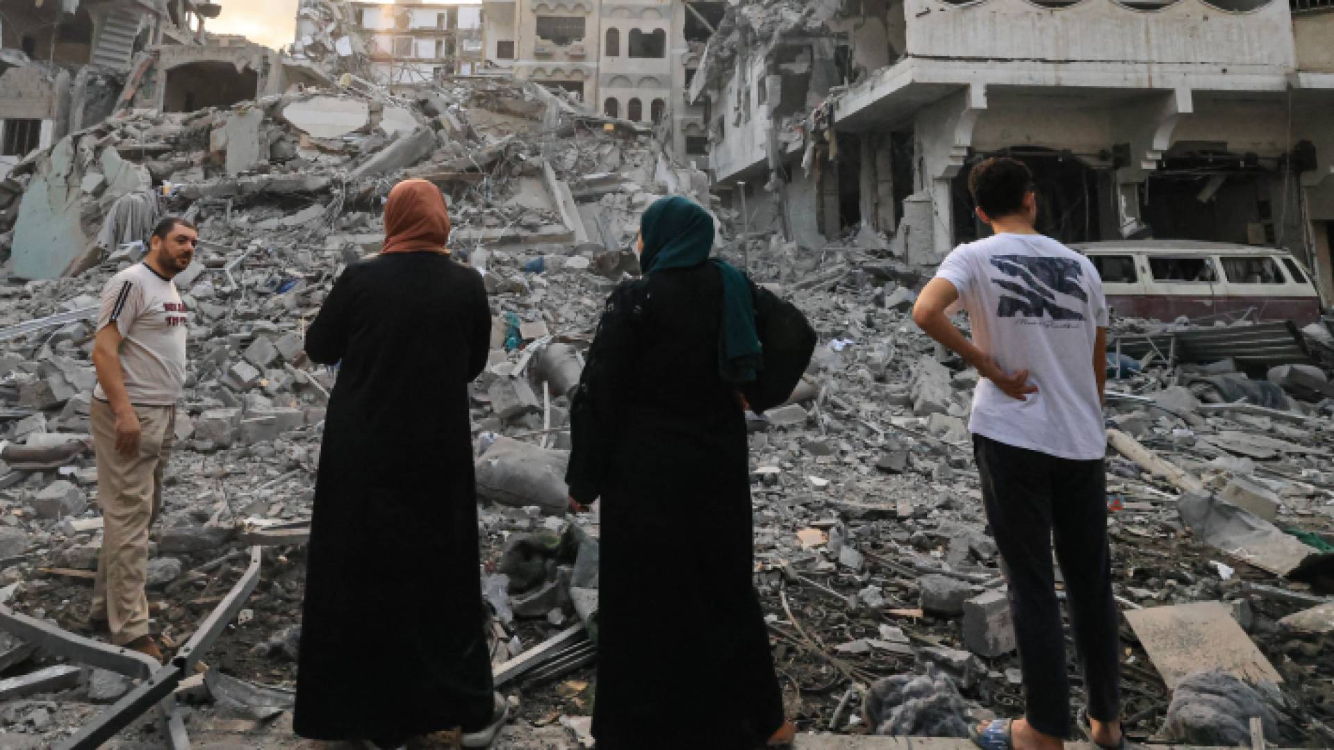 فلسطينيون من غزة دُمرت منازلهم جراء قصف الاحتلال الإسرائيلي