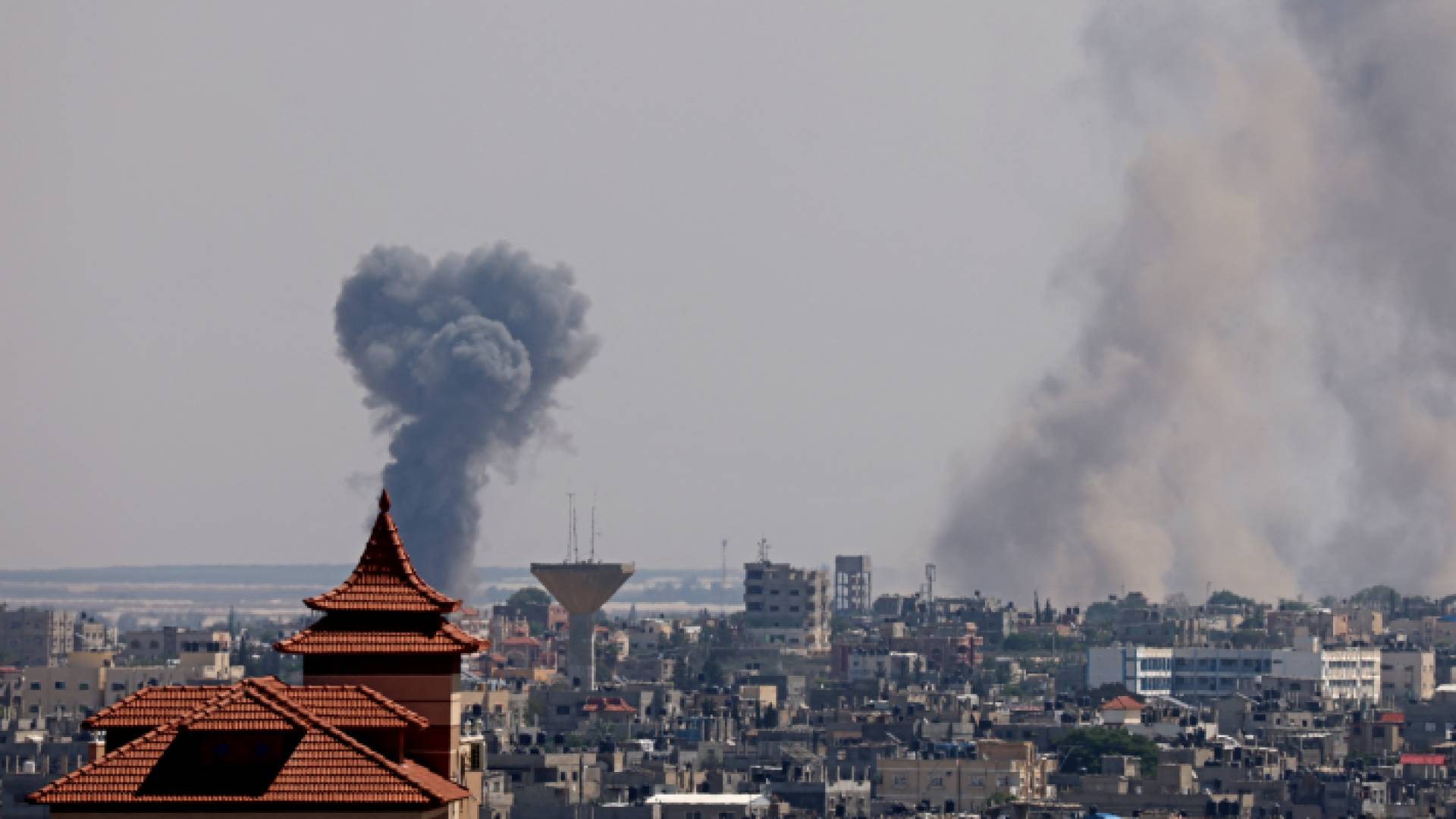 دخان يتصاعد فوق شرق رفح في جنوب قطاع غزة