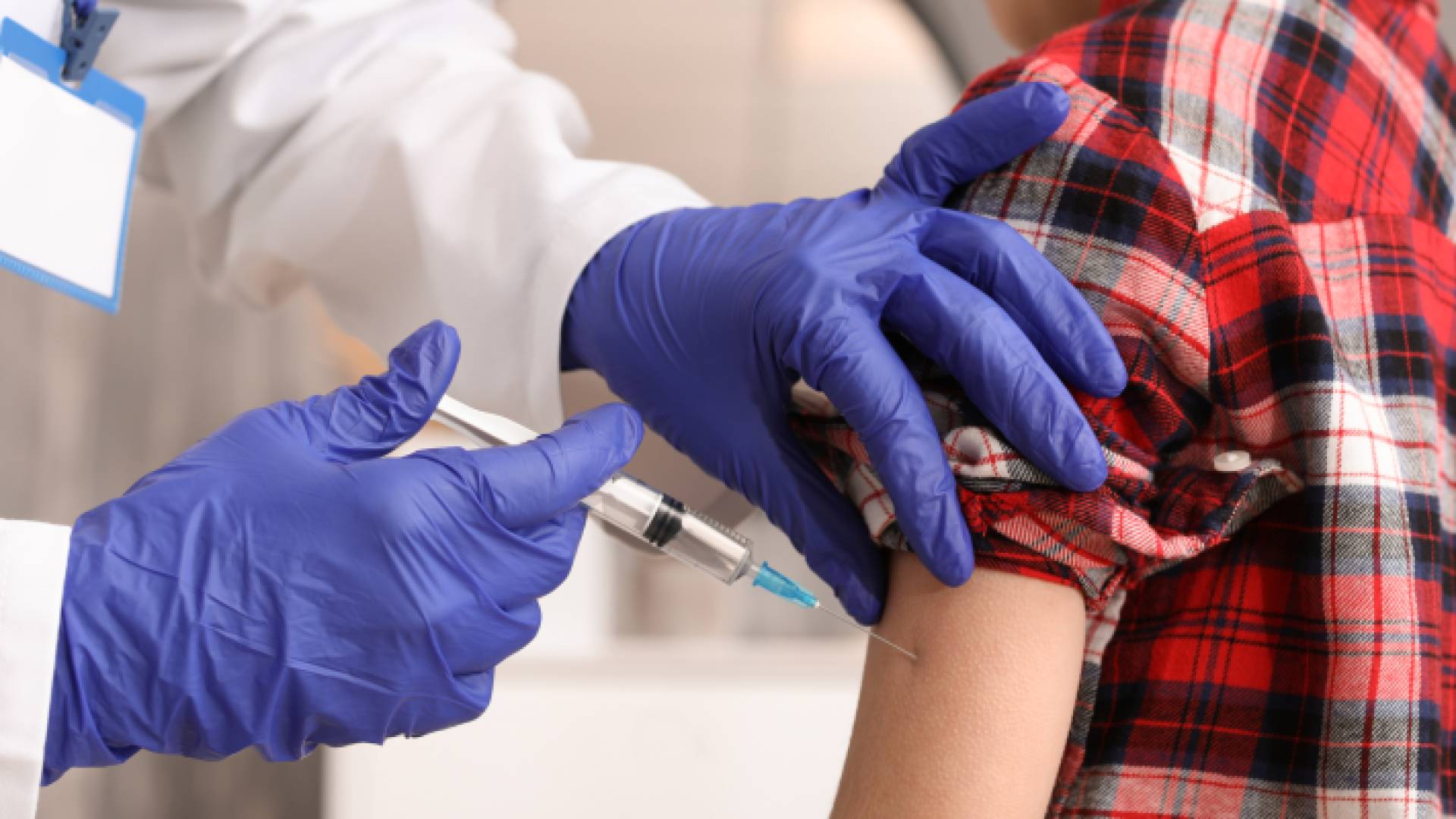 صورة تعبيرية لشخص يتلقى مطعوم الإنفلونزا