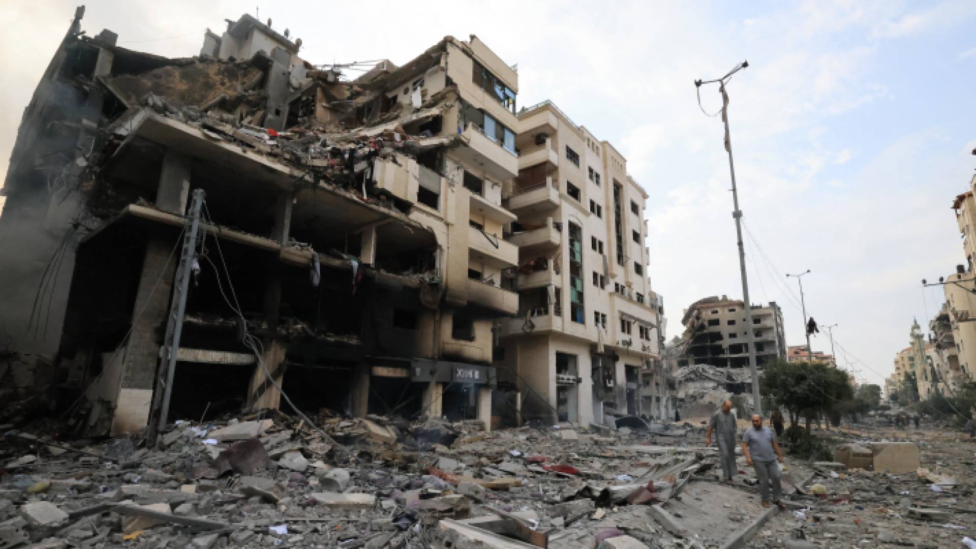 مبان خلفها قصف الاحتلال الإسرائيلي