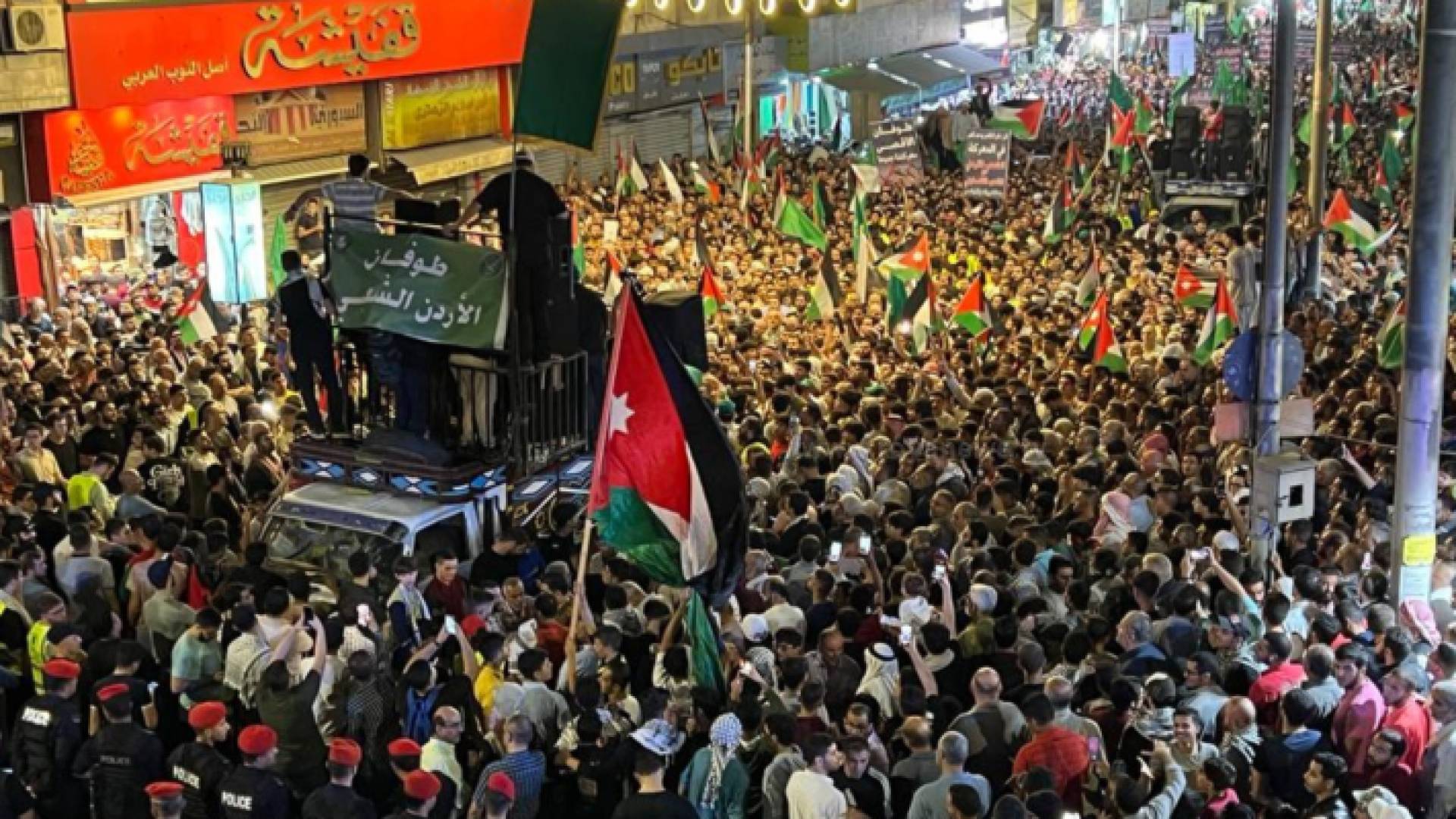 جانب من مسيرة حاشدة في منطقة وسط البلد