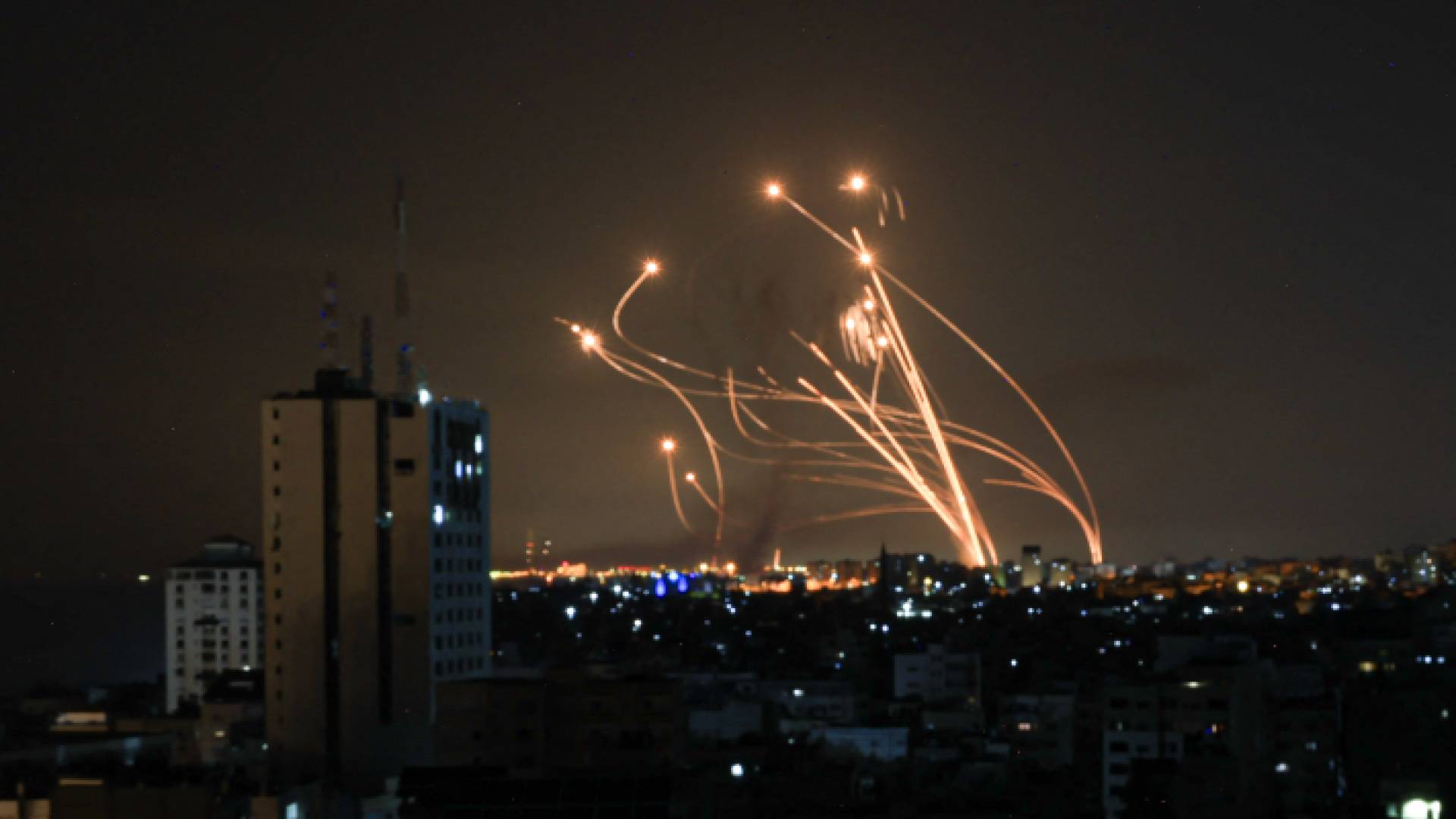 عدة صواريخ أطلقتها من نظام القبة الحديدية لاعتراض صاروخ