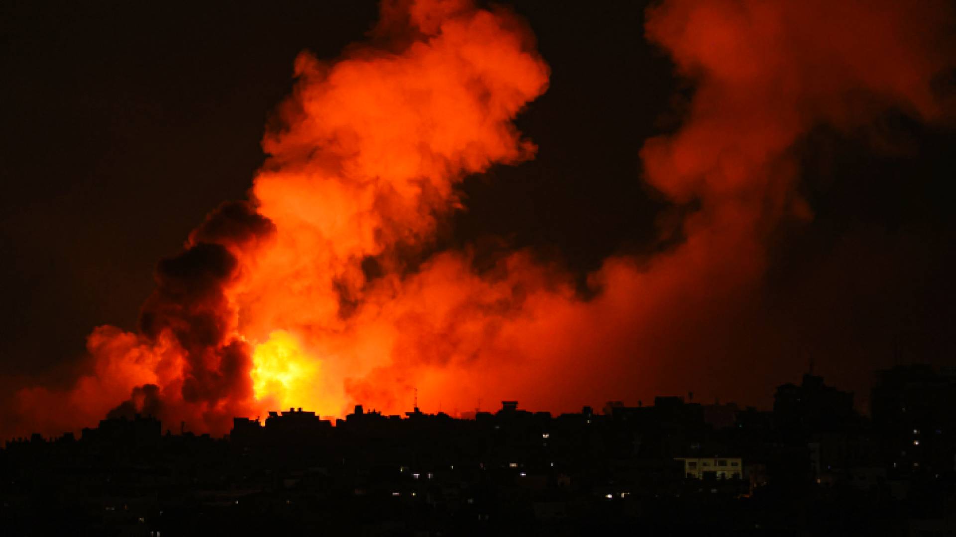 دخان ونيران متصاعدة من غزة