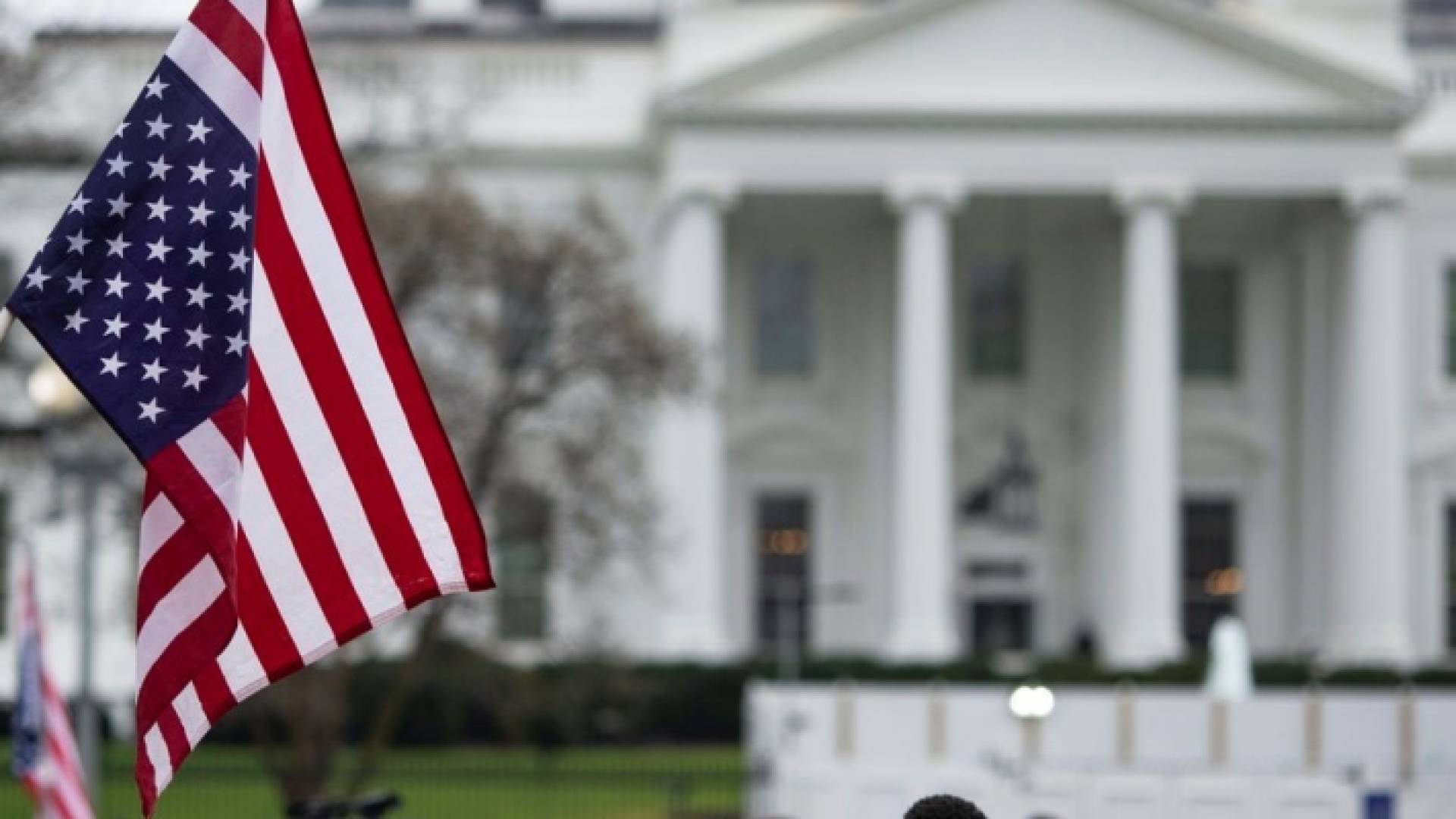 البيت الأبيض وعلم أمريكا