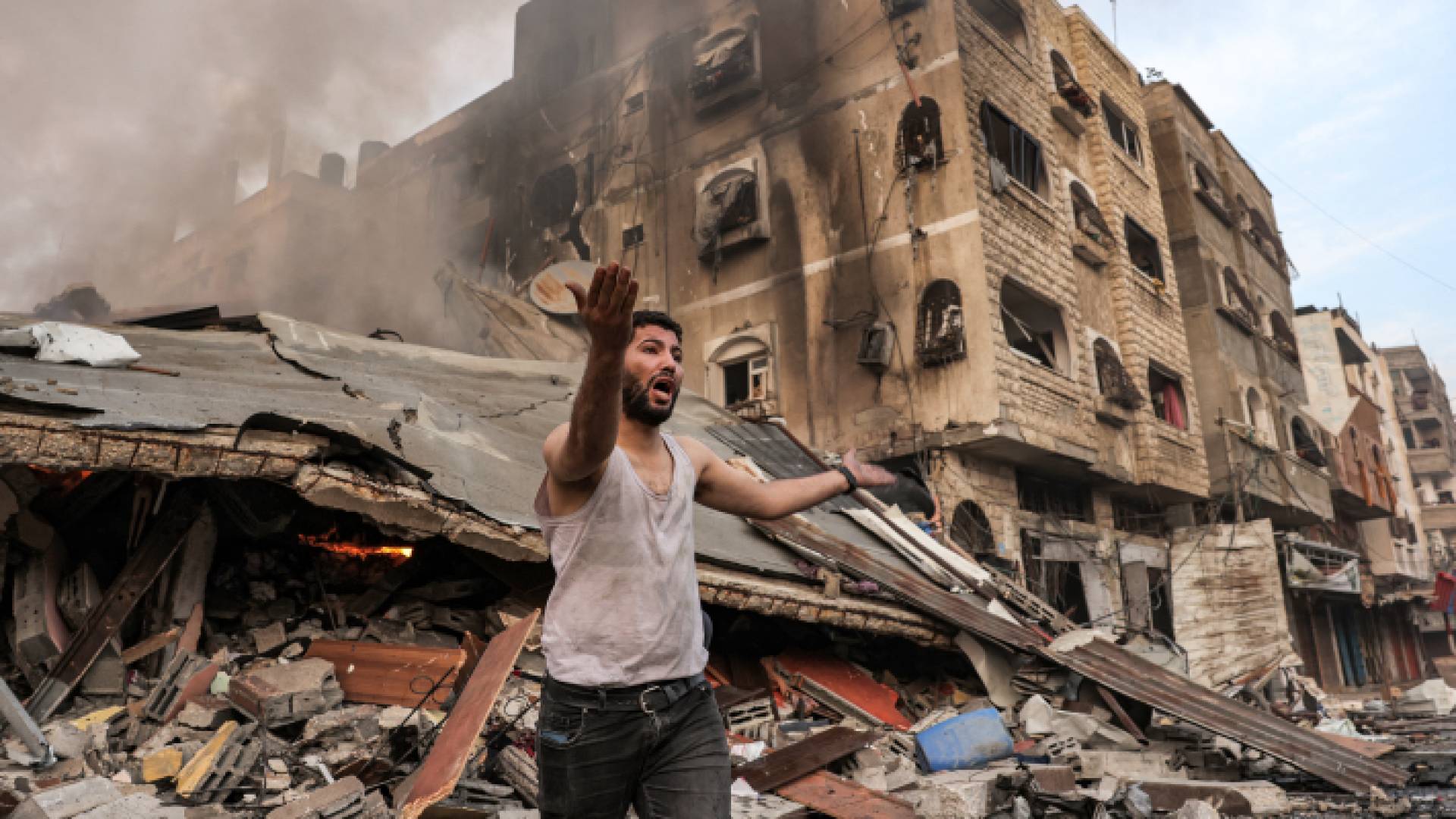 فلسطيني دمر منزله إثر عدوان الاحتلال على قطاع غزة