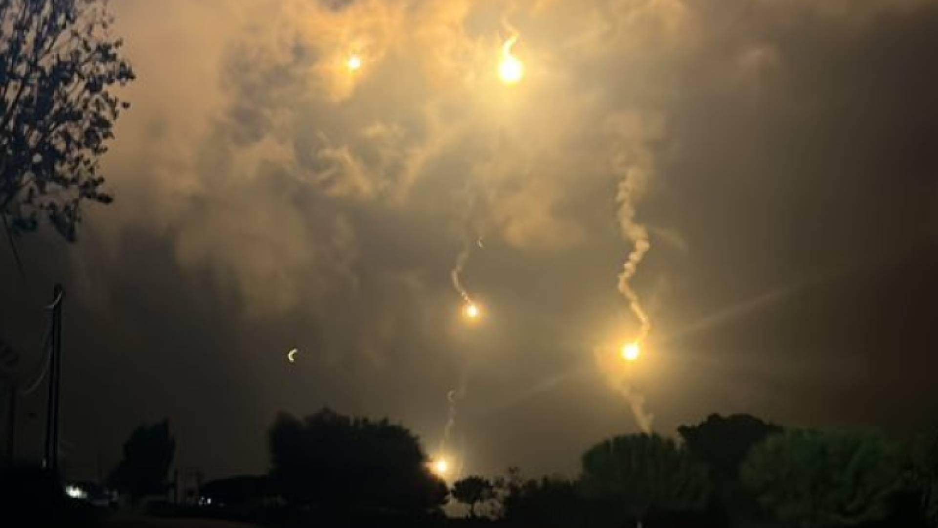 قنابل مضيئة فوق جنوب لبنان