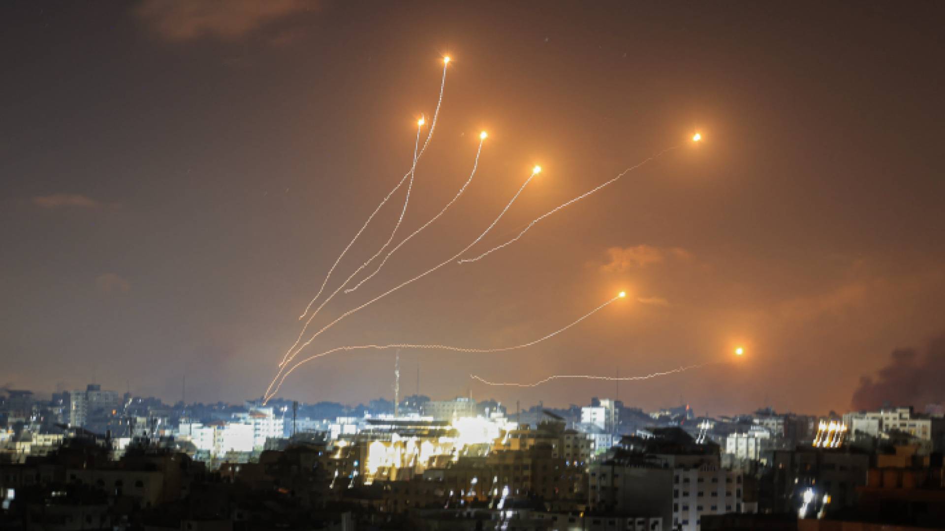 صواريخ المقاومة أثناء إطلاقها من قطاع غزة