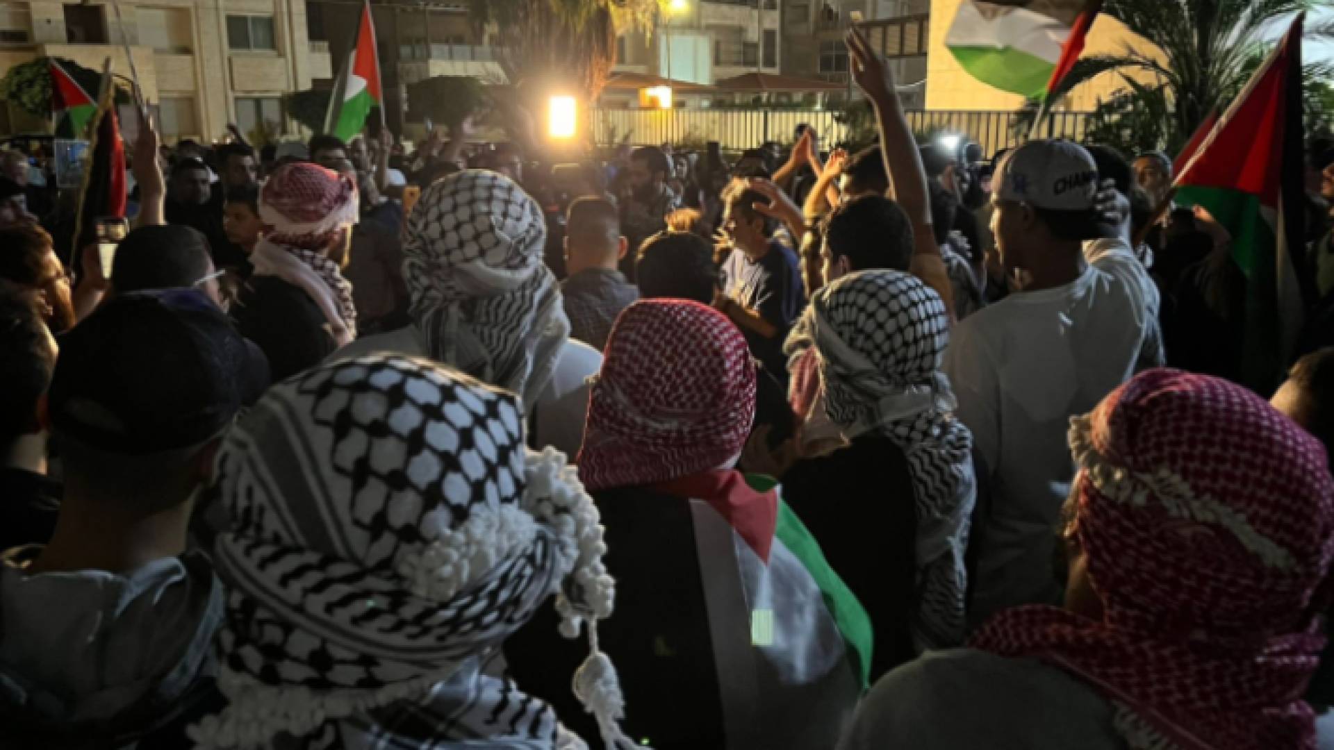 وقفة بالقرب من مسجد الكالوتي