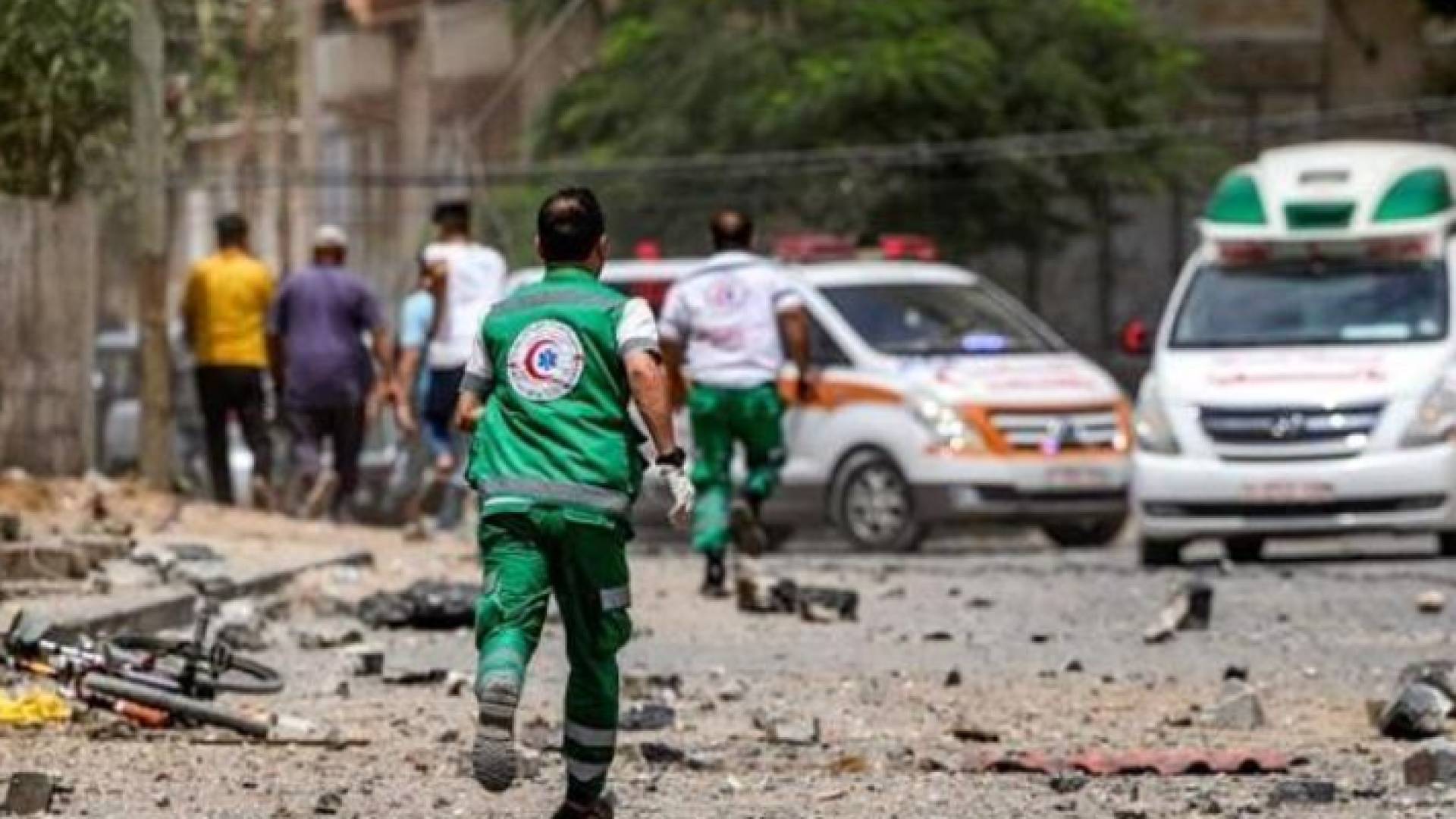 اسعافات الهلال الأحمر الفلسطيني وسط القصف