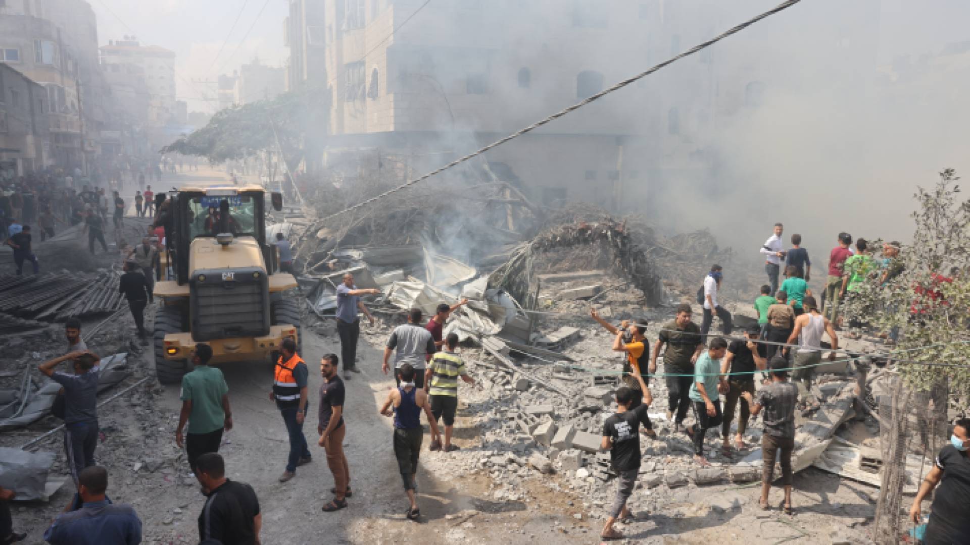 إزالة الأنقاض بعد استهداف جنوب قطاع غزة