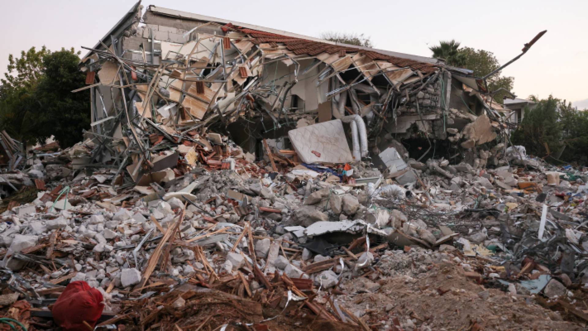 دمار بعد قصف الاحتلال الإسرائيلي لمنازل في غزة