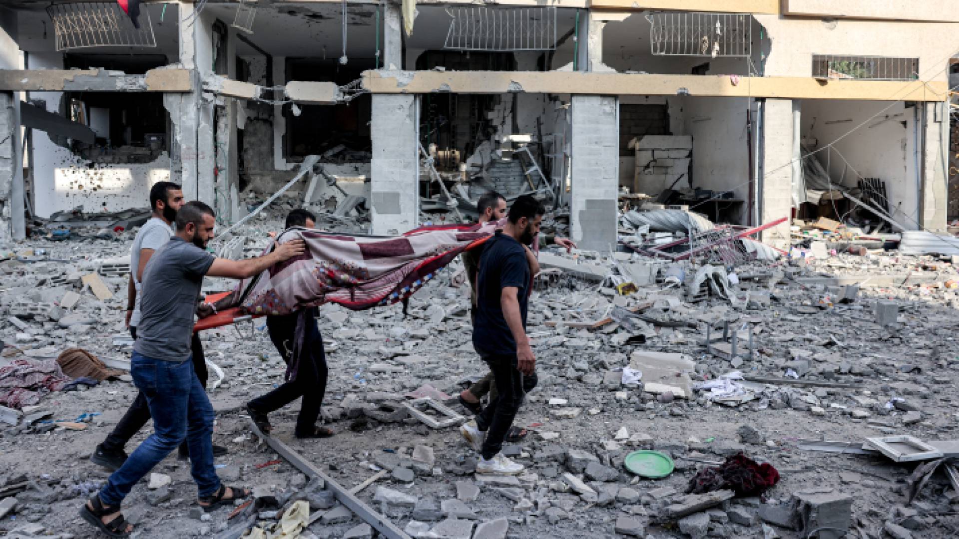 غزيون يحملون شهيدا سقط في قصف الاحتلال على قطاع غزة