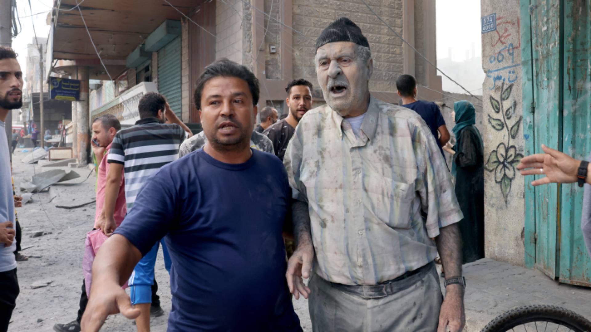 غزيون بعد قصف الاحتلال الإسرائيلي منازلهم