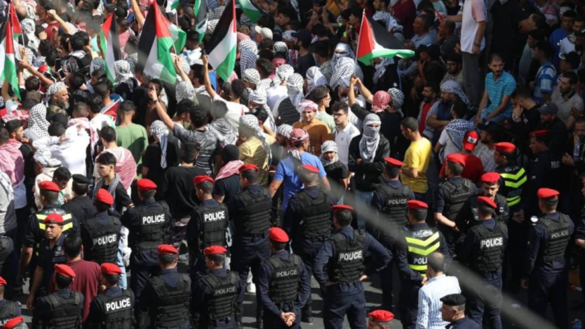 رجال الأمن العام في منطقة وسط البلد بالعاصمة عمان