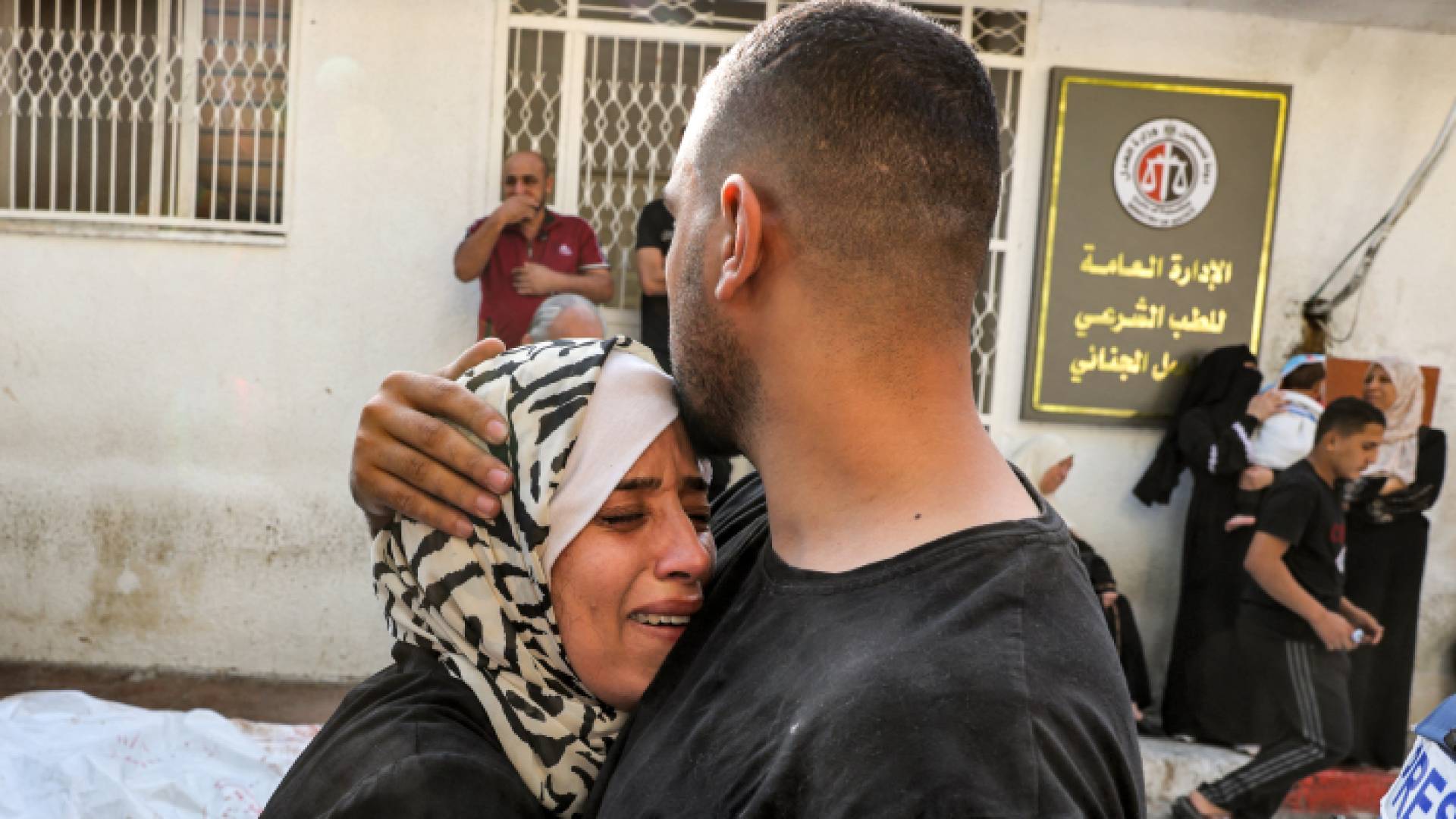 فلسطينيان يبكيان بعد قصف الاحتلال الإسرائيلي لمنازل في غزة