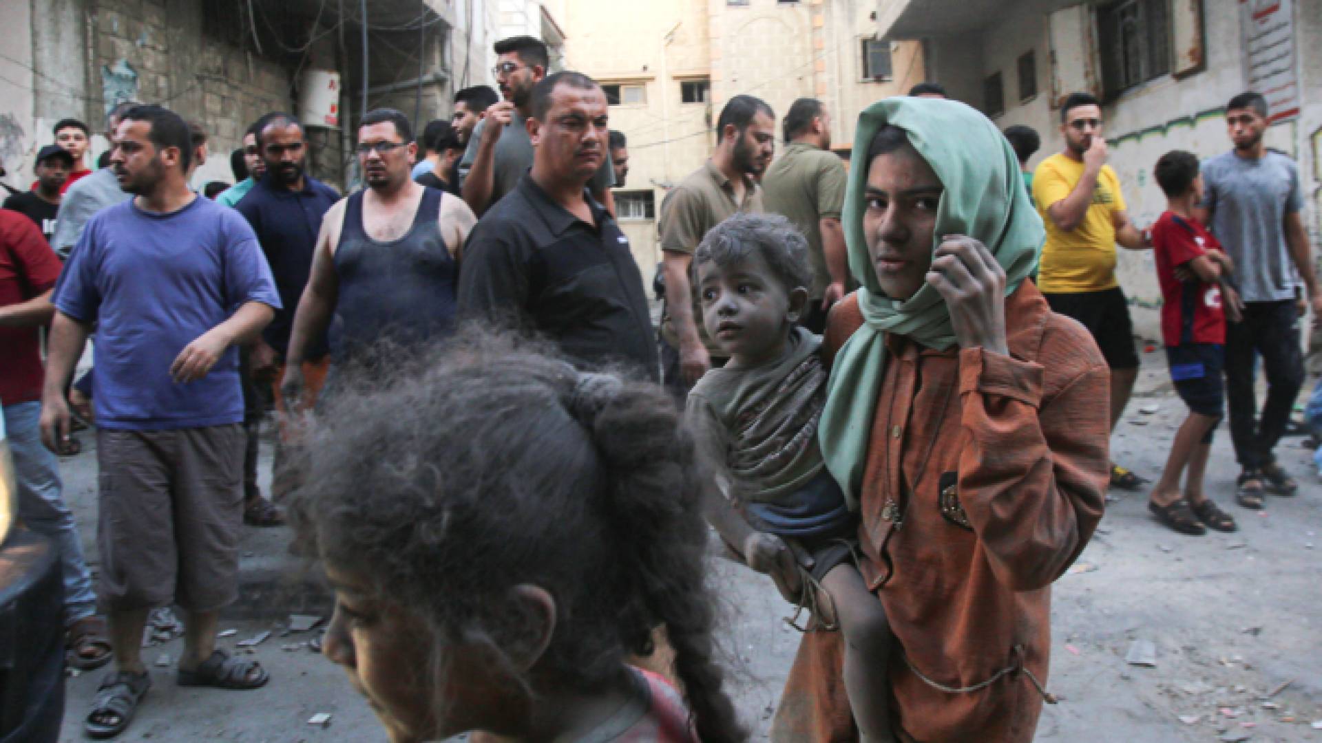 غزيون في أعقاب القصف