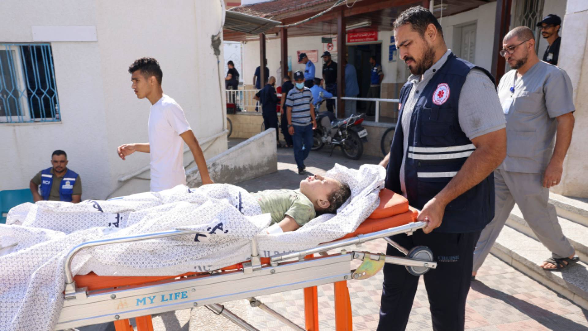 نقل طفل غزي لتلقي العلاج بعد قصف الاحتلال الإسرائيلي للقطاع