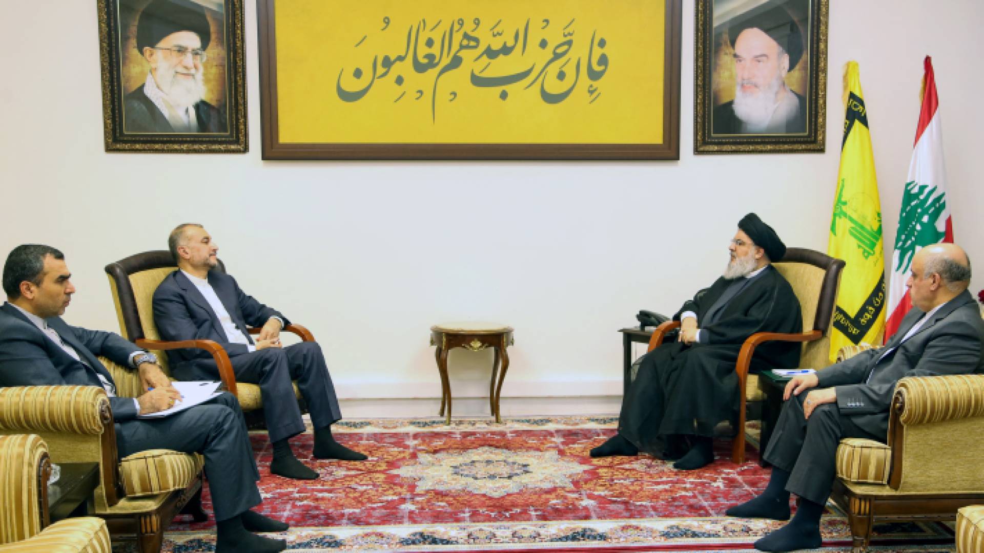 الصورة خلال لقاء حسن نصرة ووزير الخارجية الإيراني