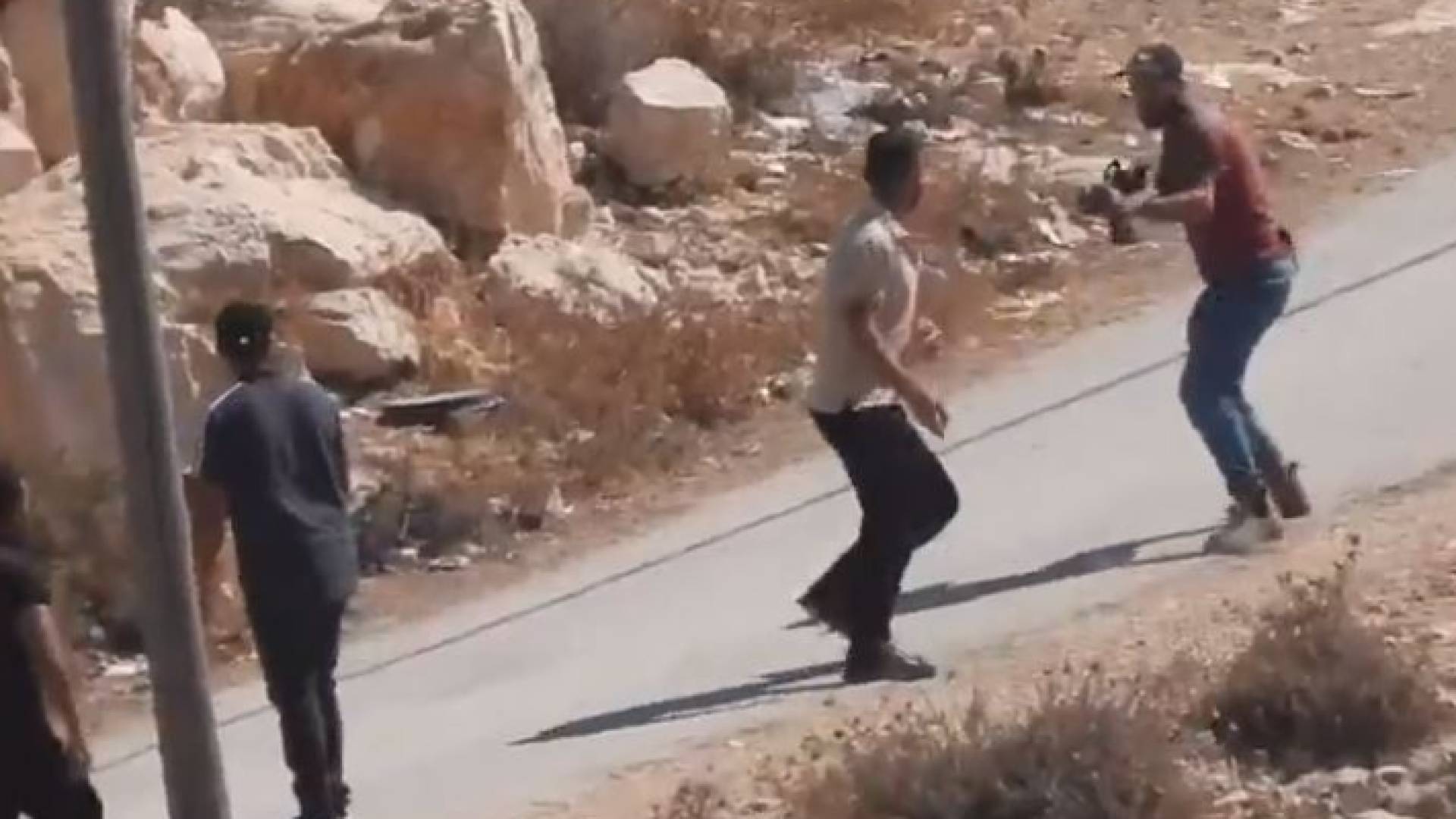 لحظة إطلاق مستوطن النار على فلسطيني