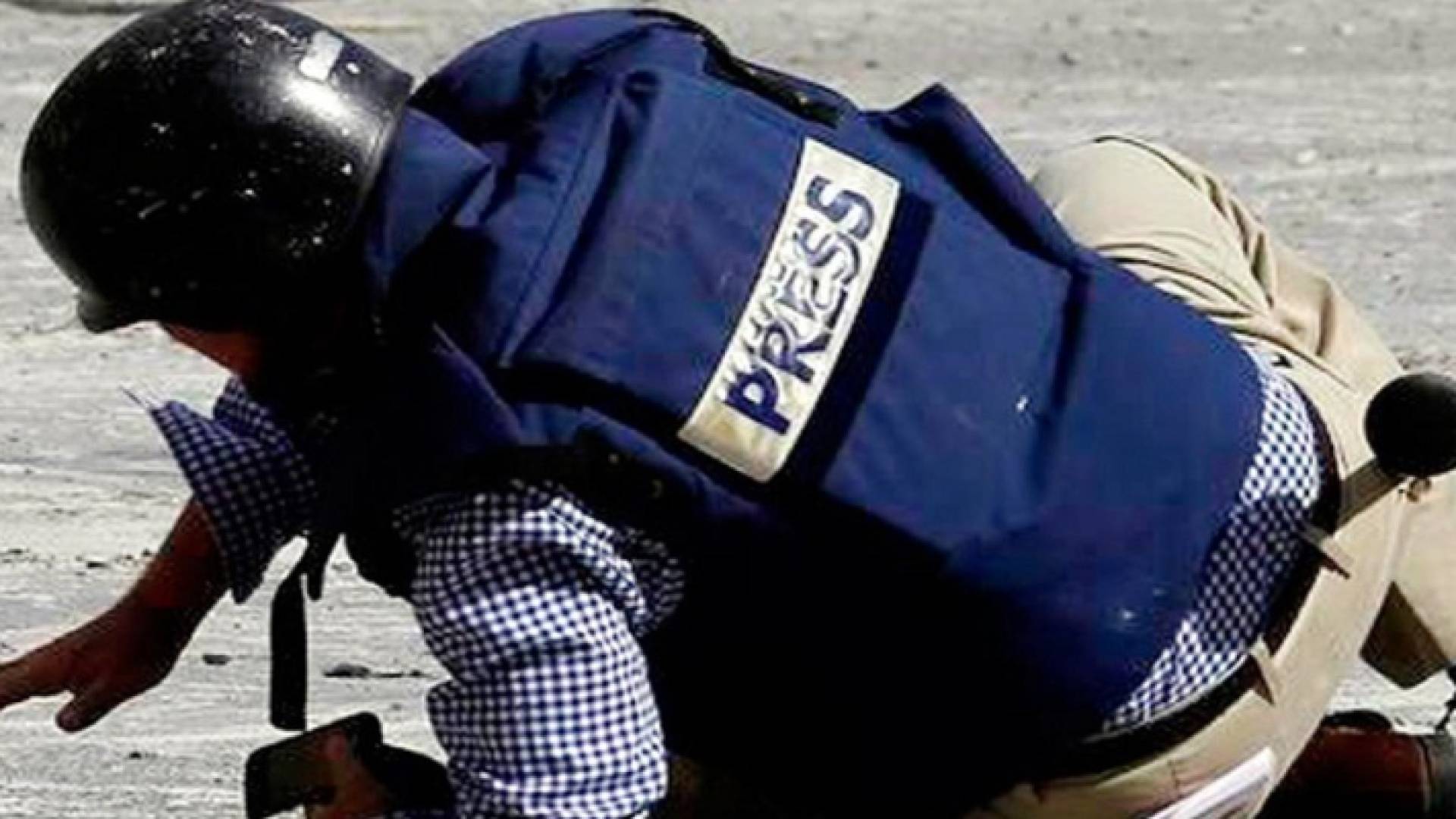 صحفي يسقط أرضا "تعبيرية"