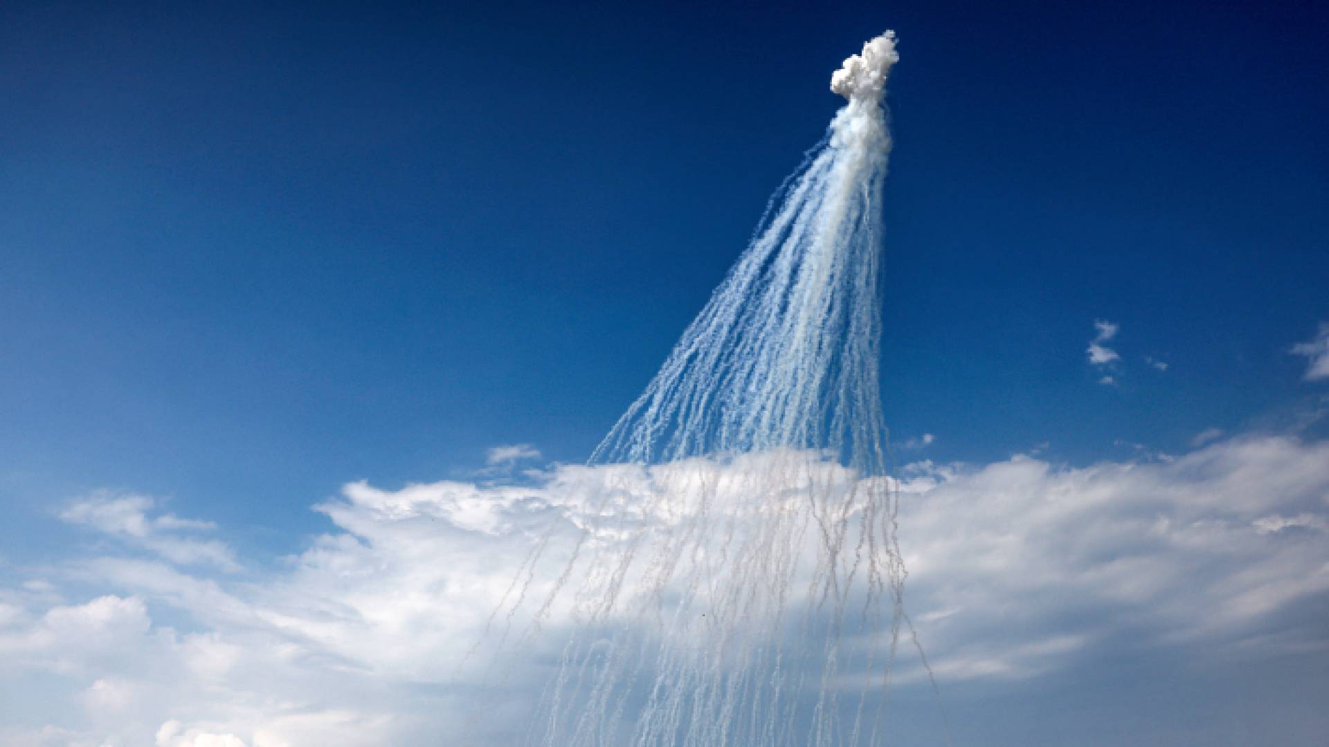 الاحتلال يطلق غارات الفسفور الأبيض على قطاع غزة