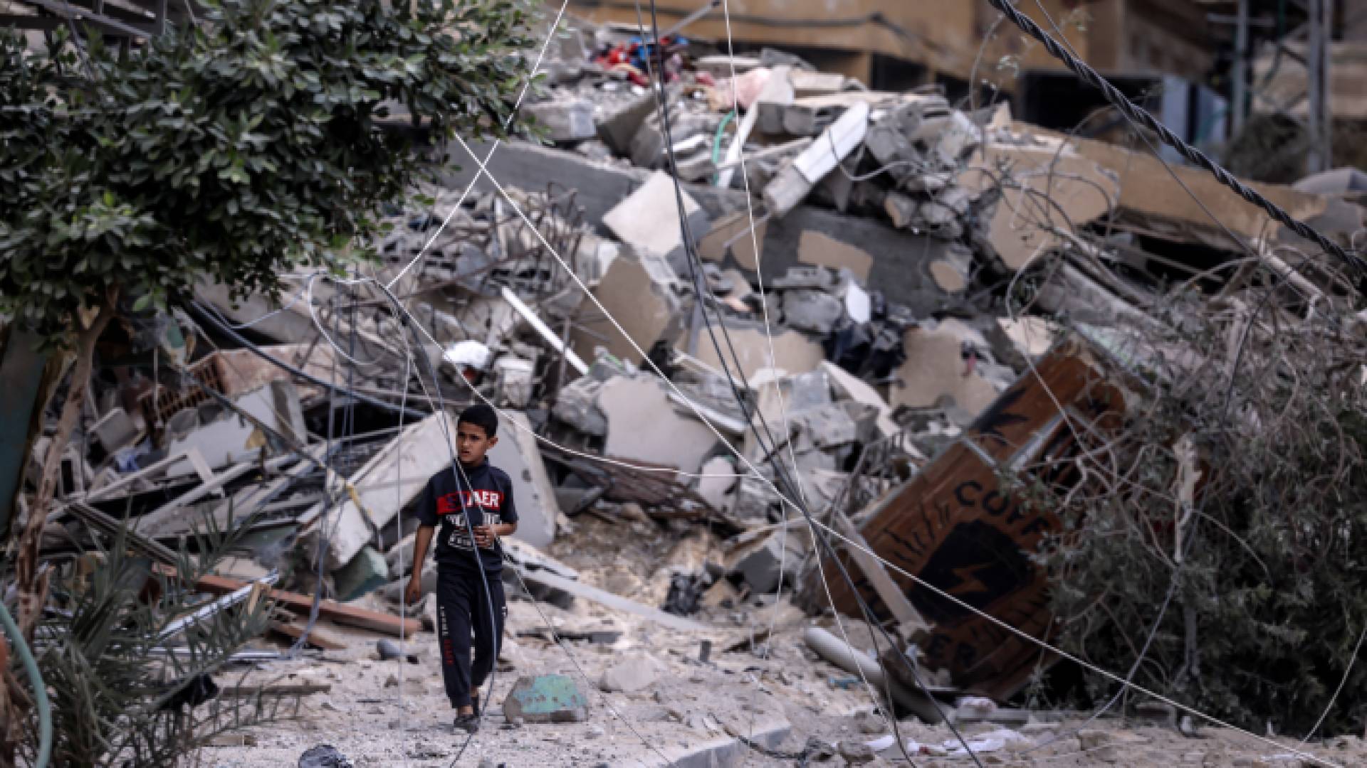 طفل ينجو من غارات الاحتلال في قطاع غزة