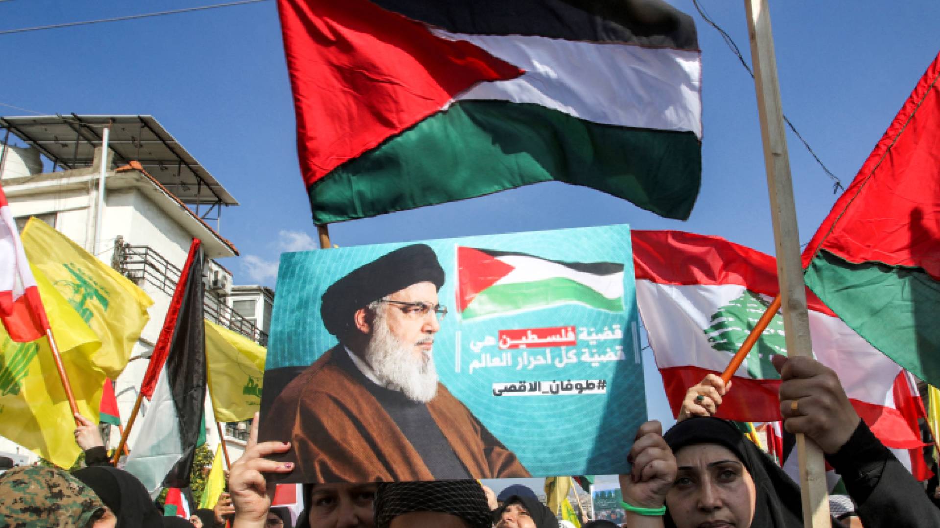 متضامنون مع المقاومة الفلسطينية في لبنان يحملون صورة حسن نصر الله
