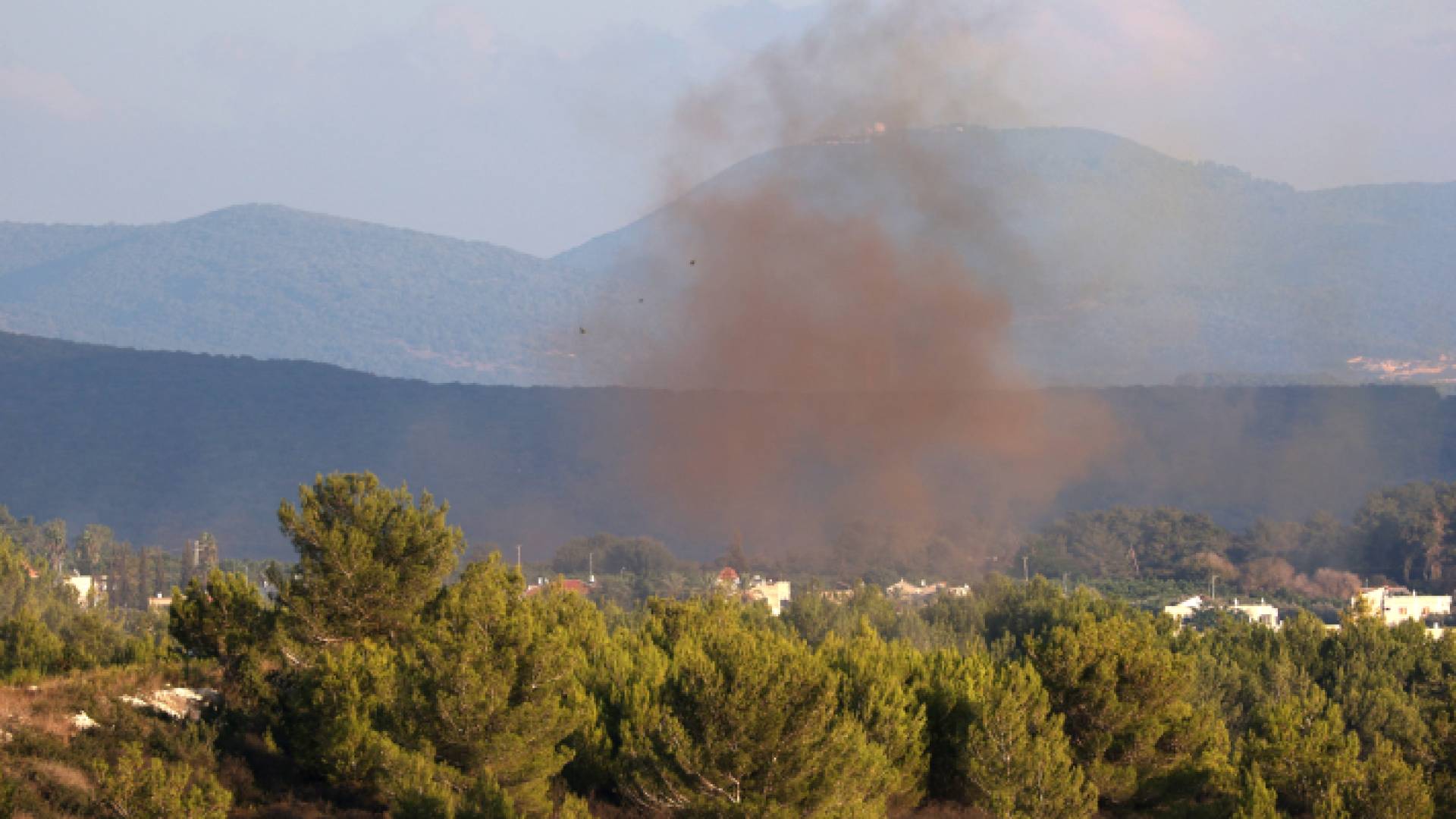 أعمدة دخان تتصاعد بعد قصف الاحتلال الإسرائيلي جنوبي لبنان