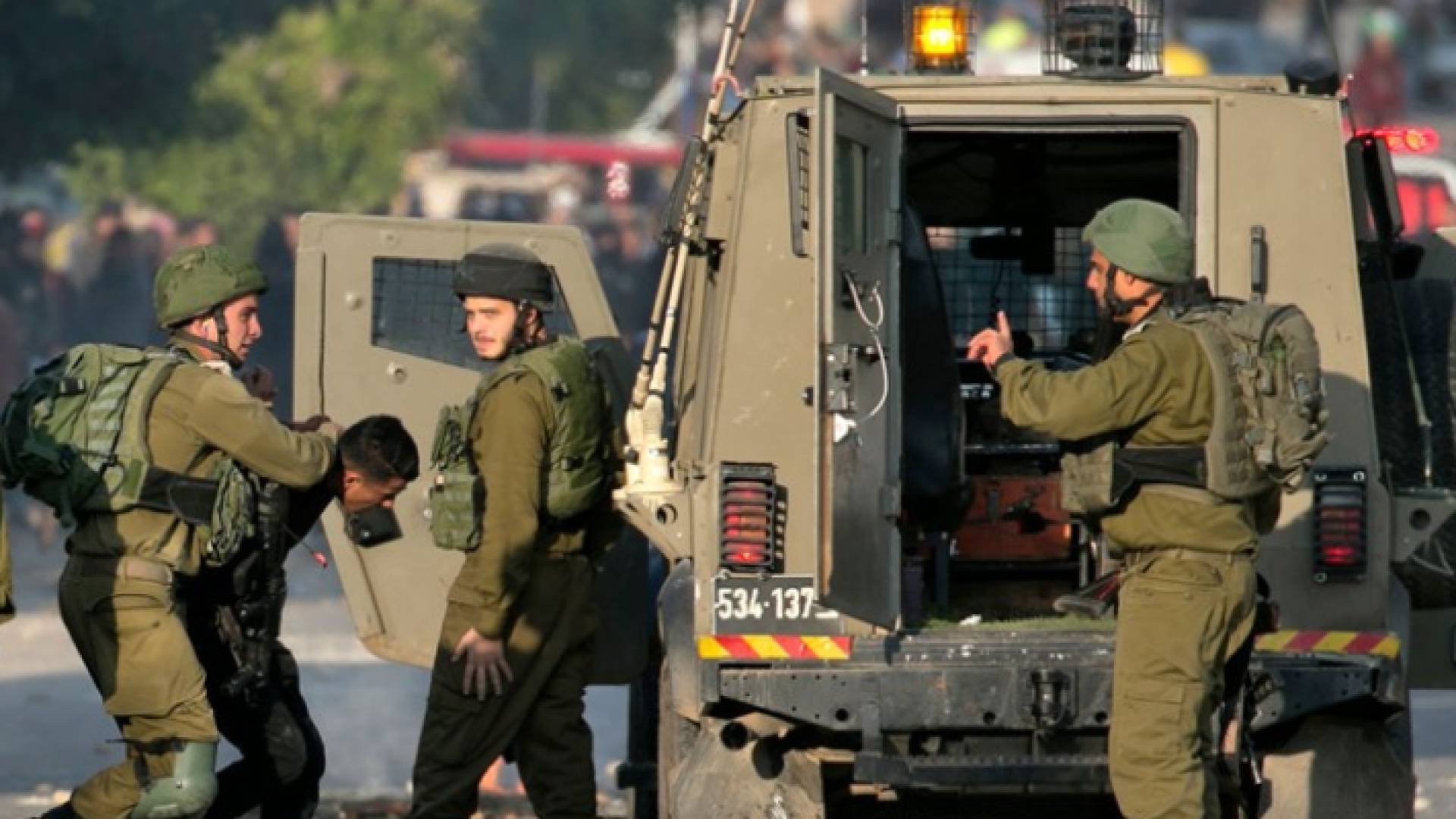 عناصر من قوات الاحتلال الإسرائيلي تعتقل فلسطينيا