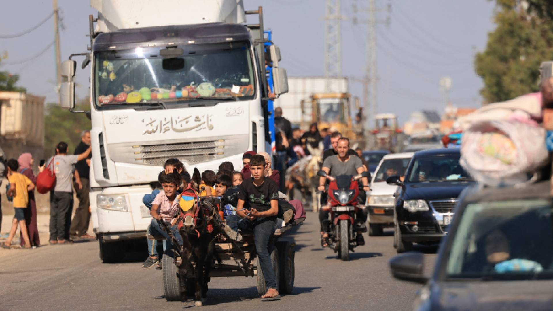 غزيون نازحون من غزة