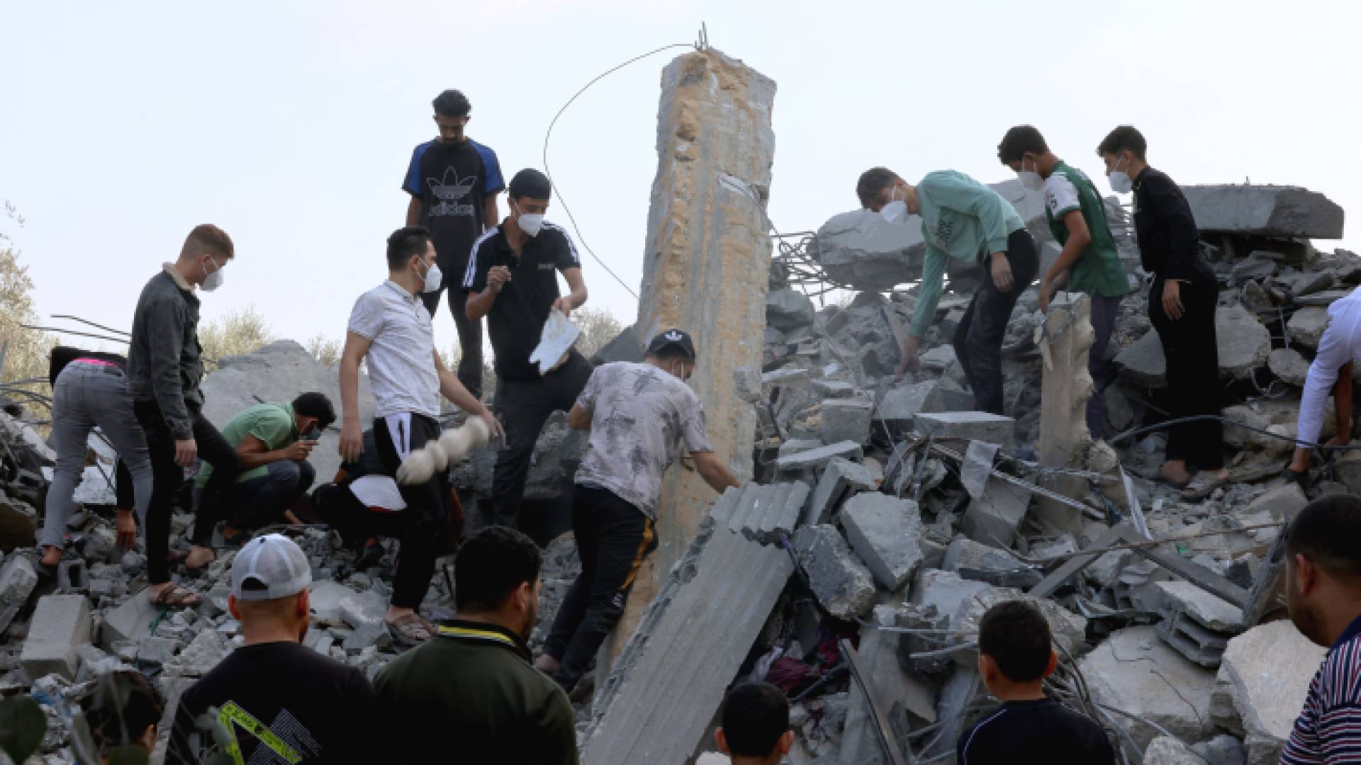 غزيون يبحثون عن شهداء وناجين تحت أنقاذ منزل تعرض للقصف