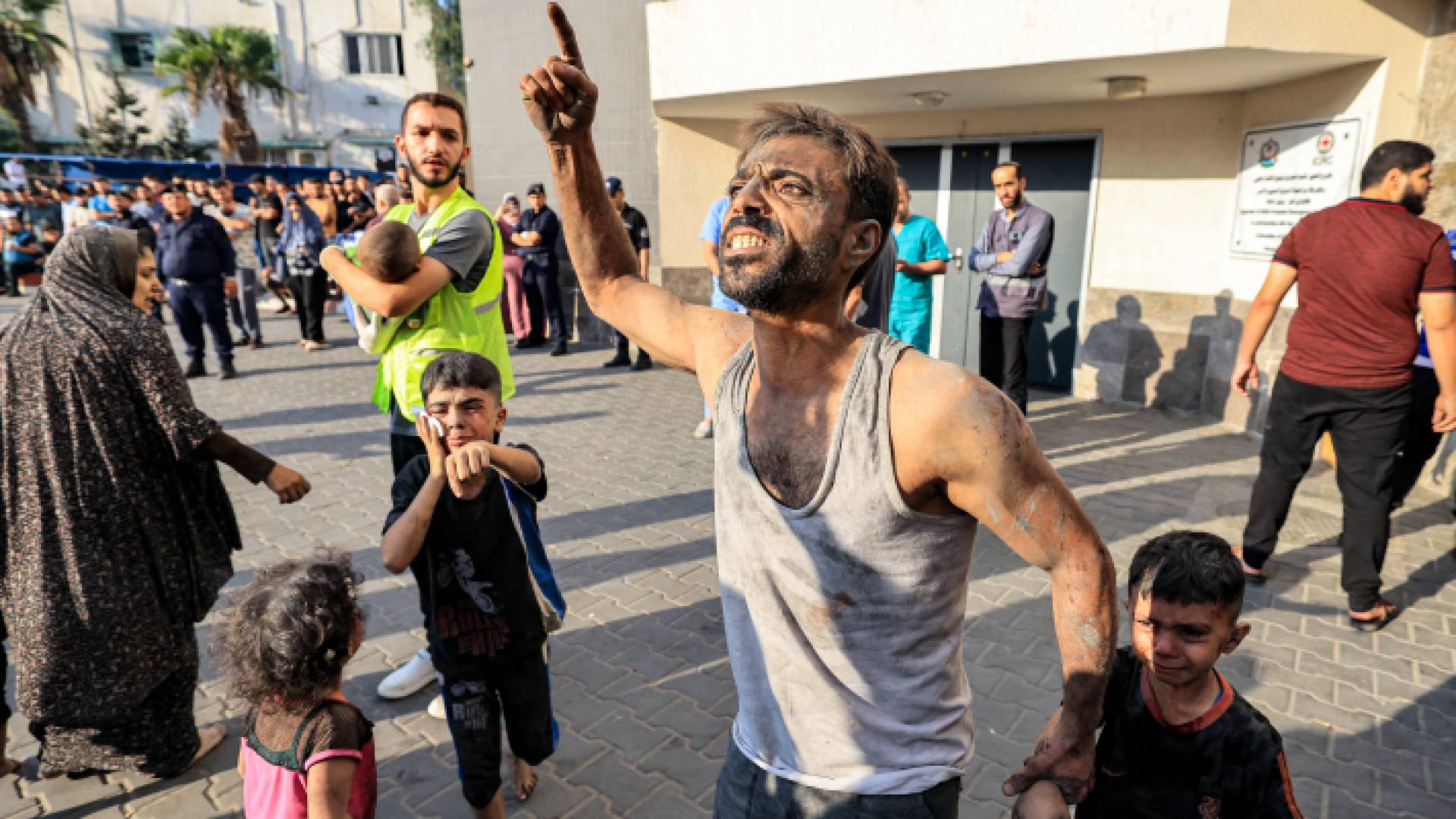 فلسطيني يصرخ من ألم العدوان على القطاع