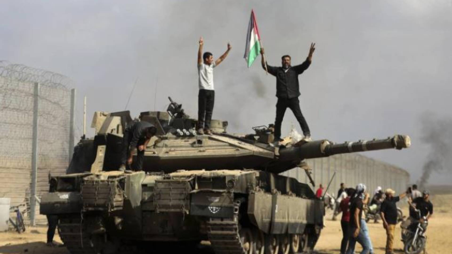 فلسطينيون يعتلون دبابة للاحتلال في طوفان الأقصى