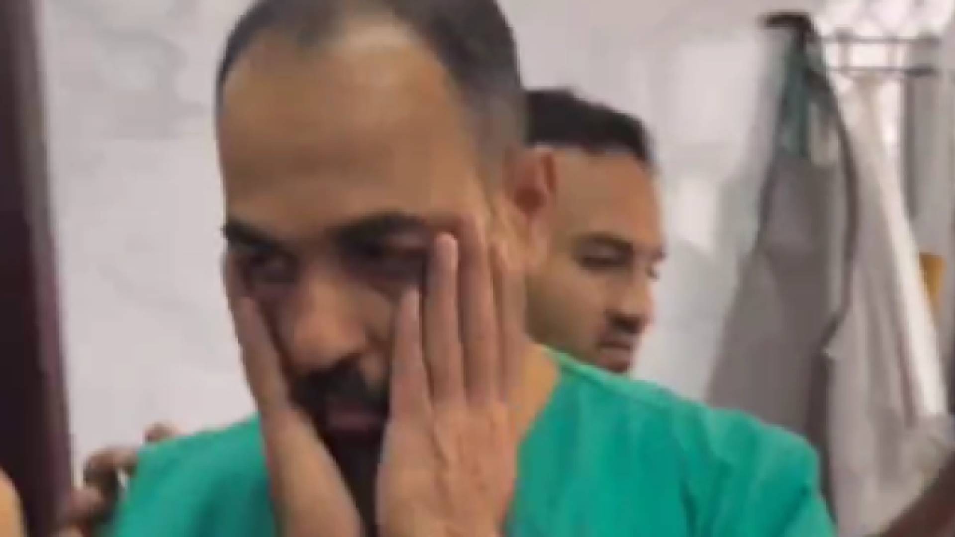 الطبيب بعد تلقيه خبر استشهاد طفله