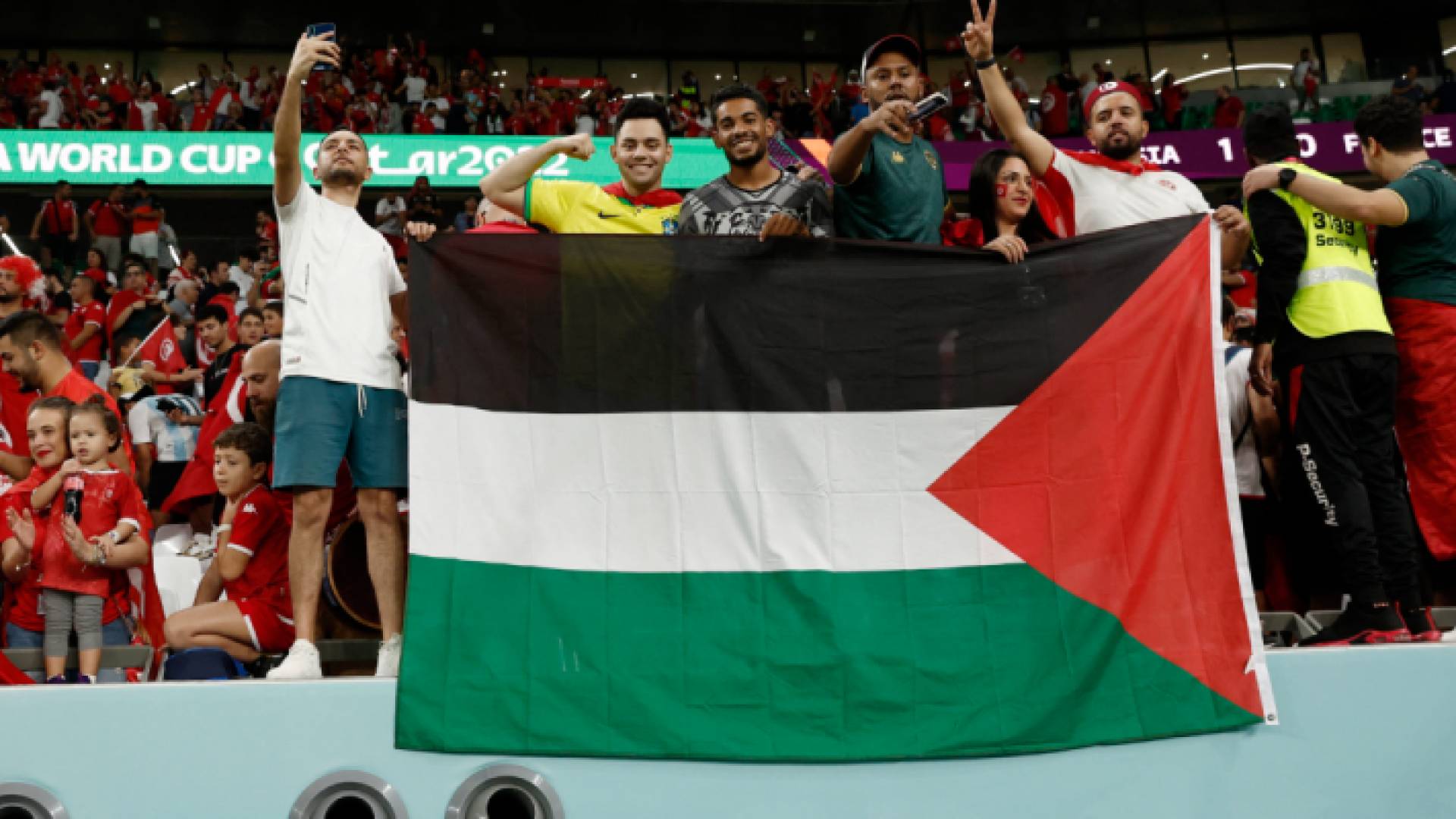 جماهير ترفع العلم الفلسطيني