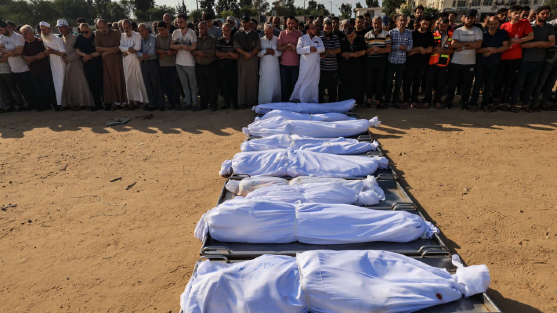 فلسطينيون يؤدون صلاة الجنازة على شهداء في قطاع غزة