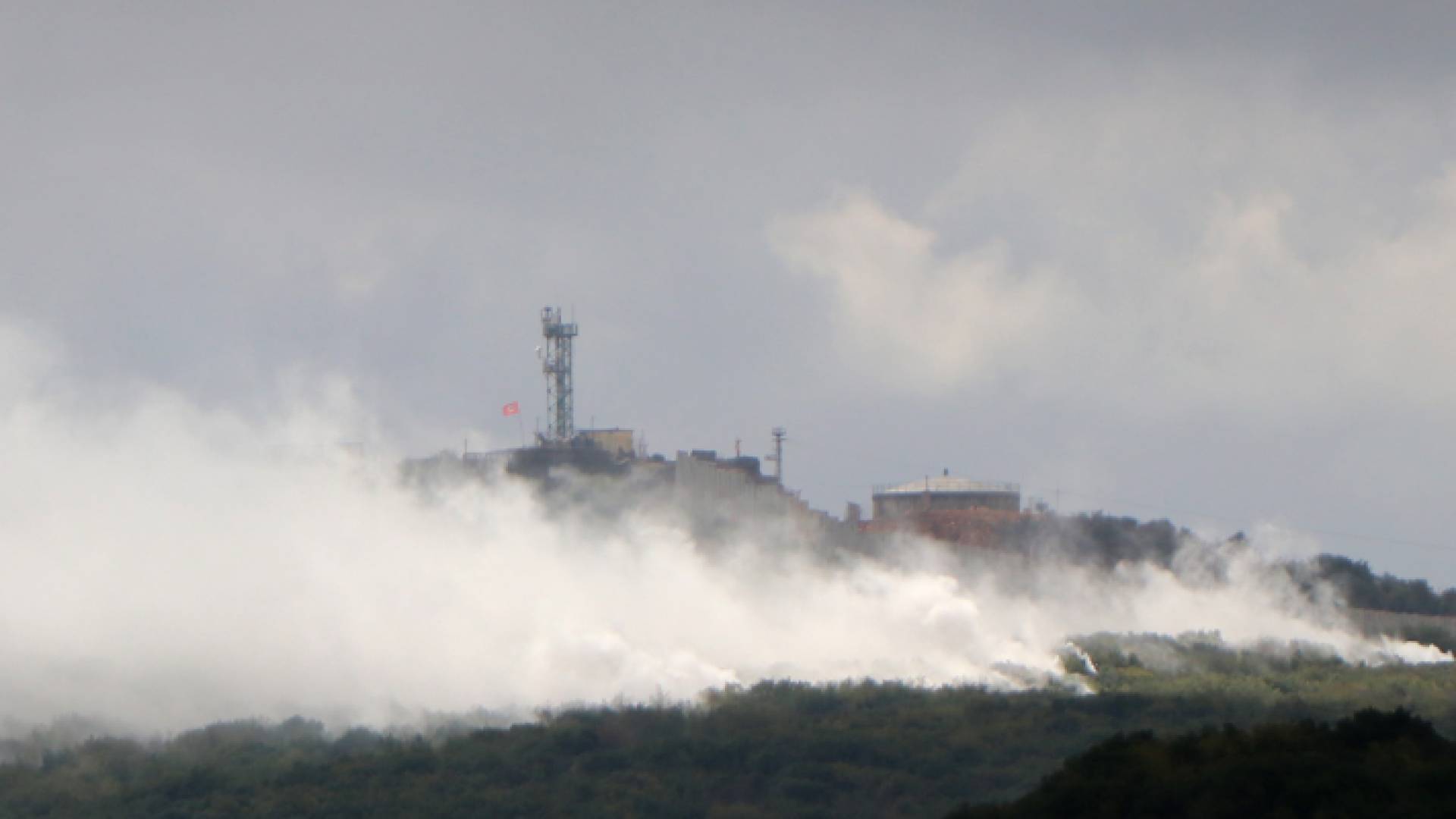 دخان نتيجة الاشتباكات العنيفة بين حزب الله والاحتلال