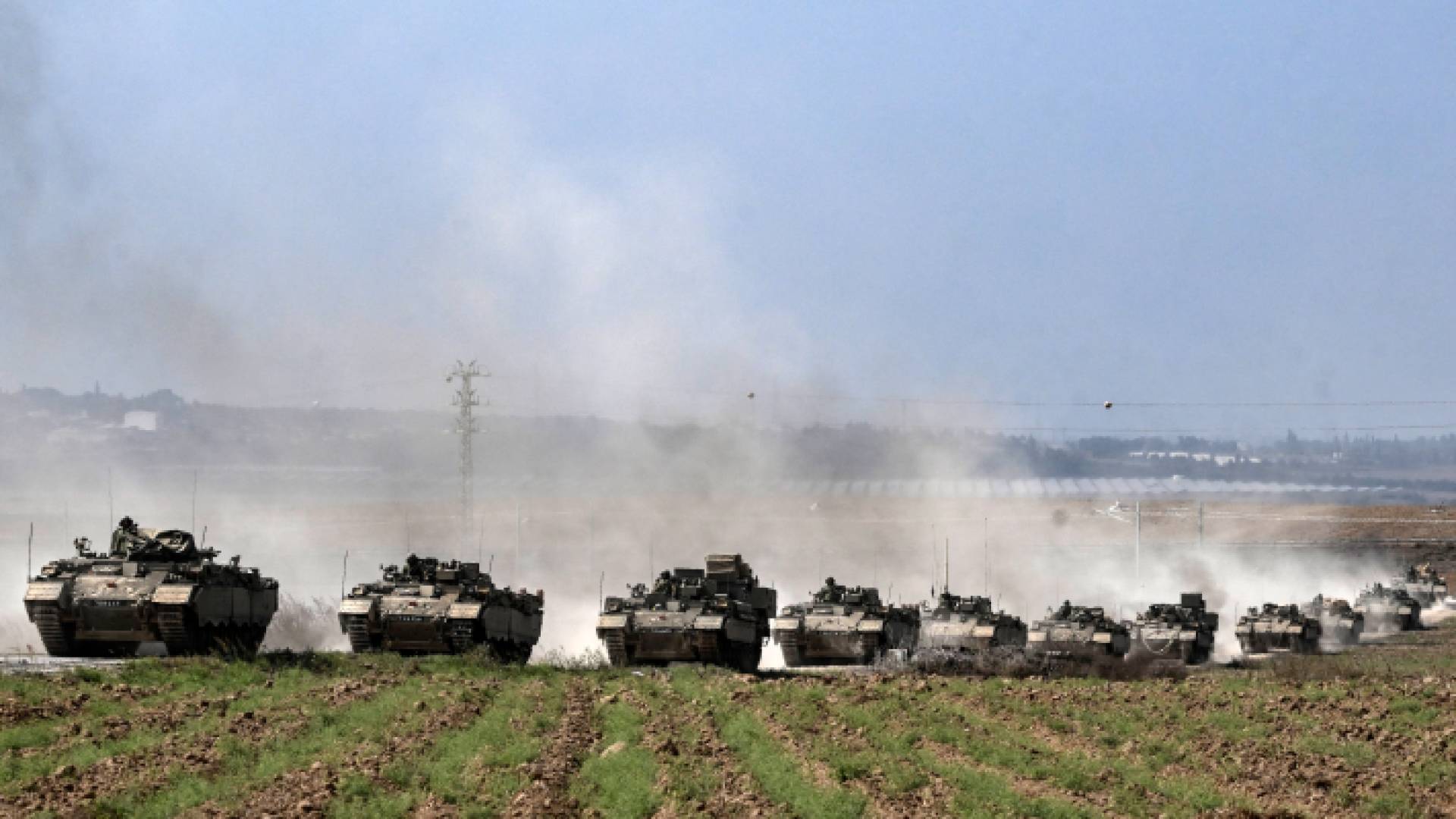 آليات عسكرية تابعة للاحتلال الإسرائيلي على الحدود اللبنانية