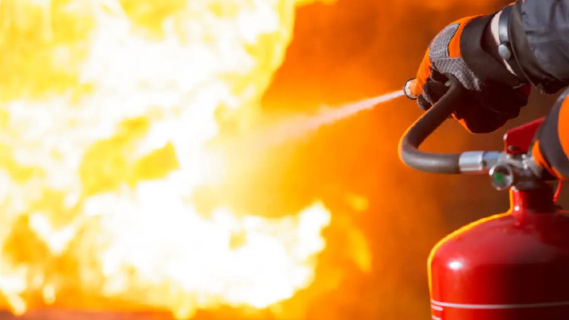 صورة تعبيرية لشخص يخمد حريقا