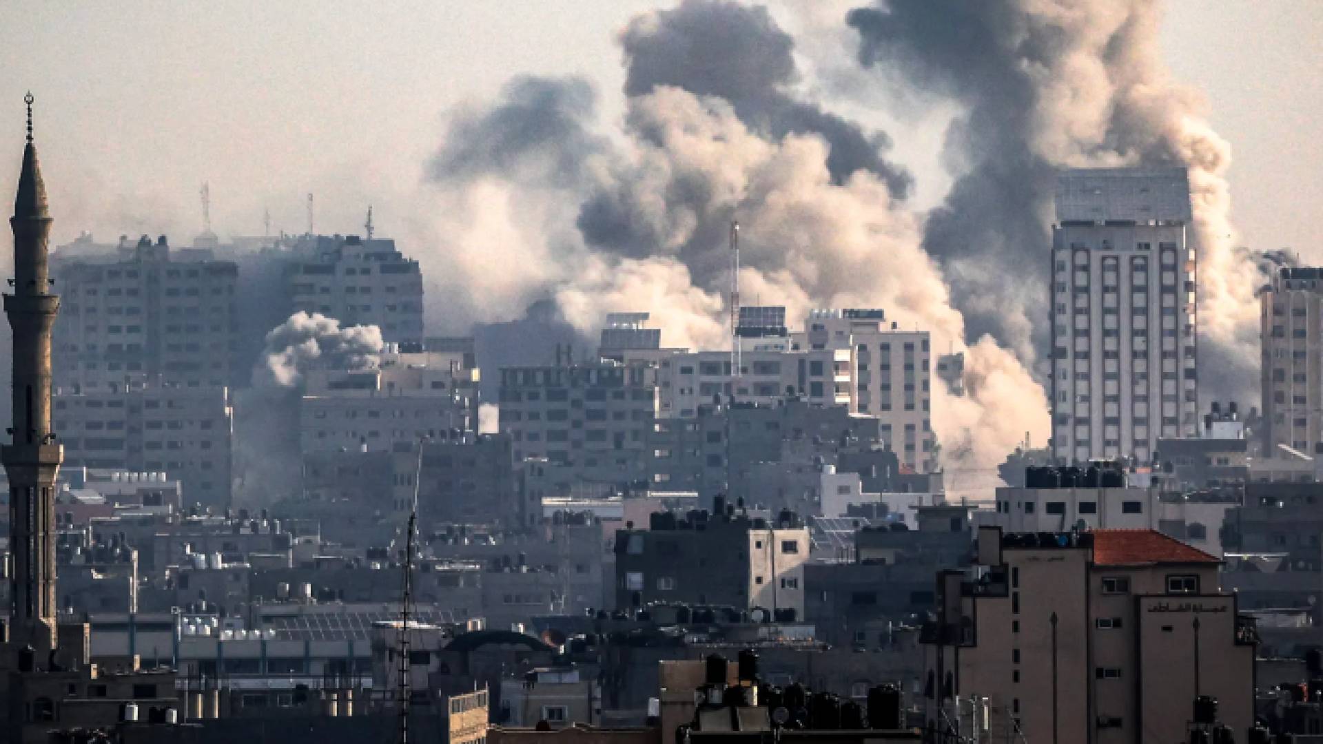 دخان يتصاعد من غزة جراء قصف الاحتلال