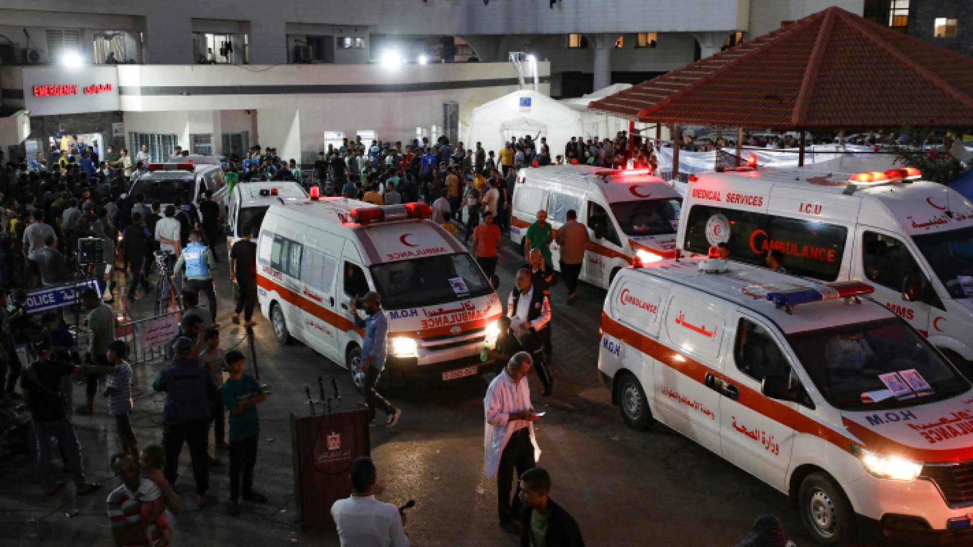 سيارات إسعاف أمام مستشفى في غزة