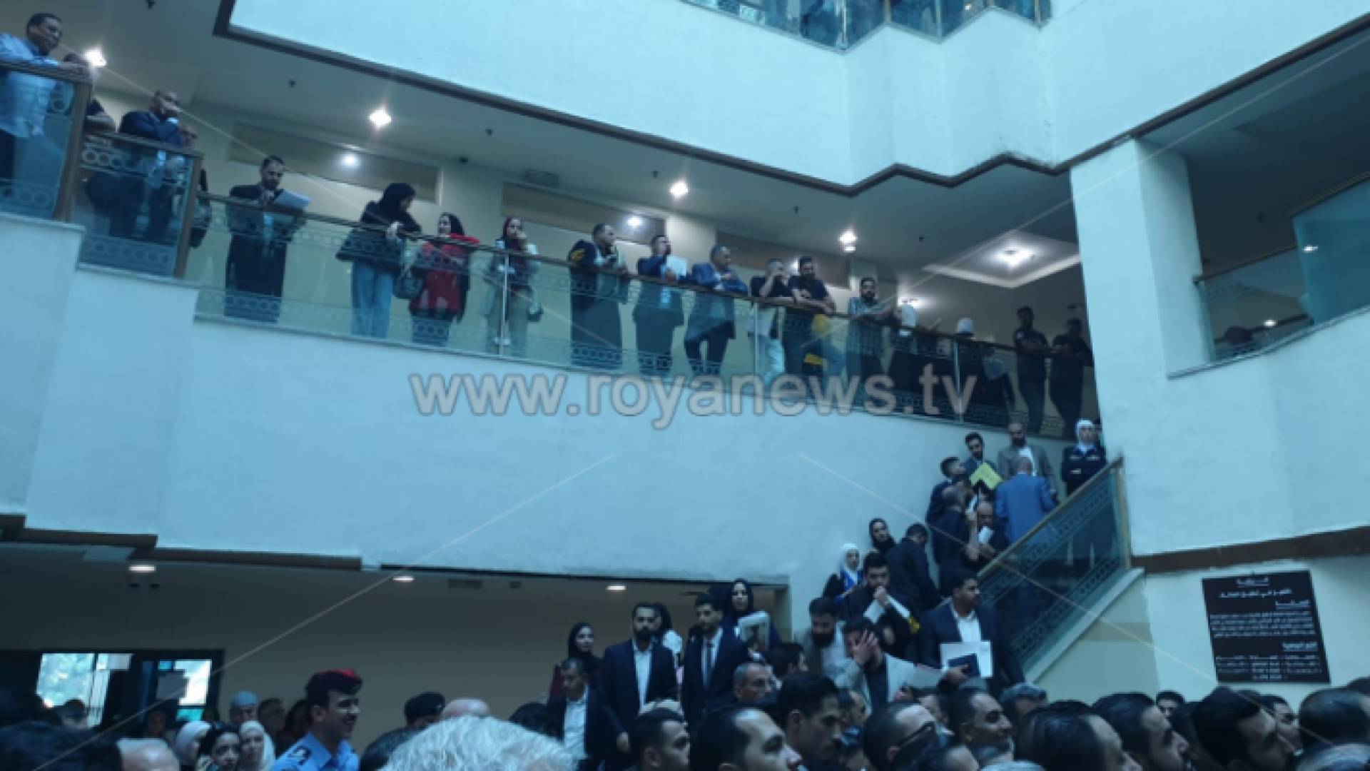 محامون ينفذون وقفة تضامنية في إحدى المحاكم
