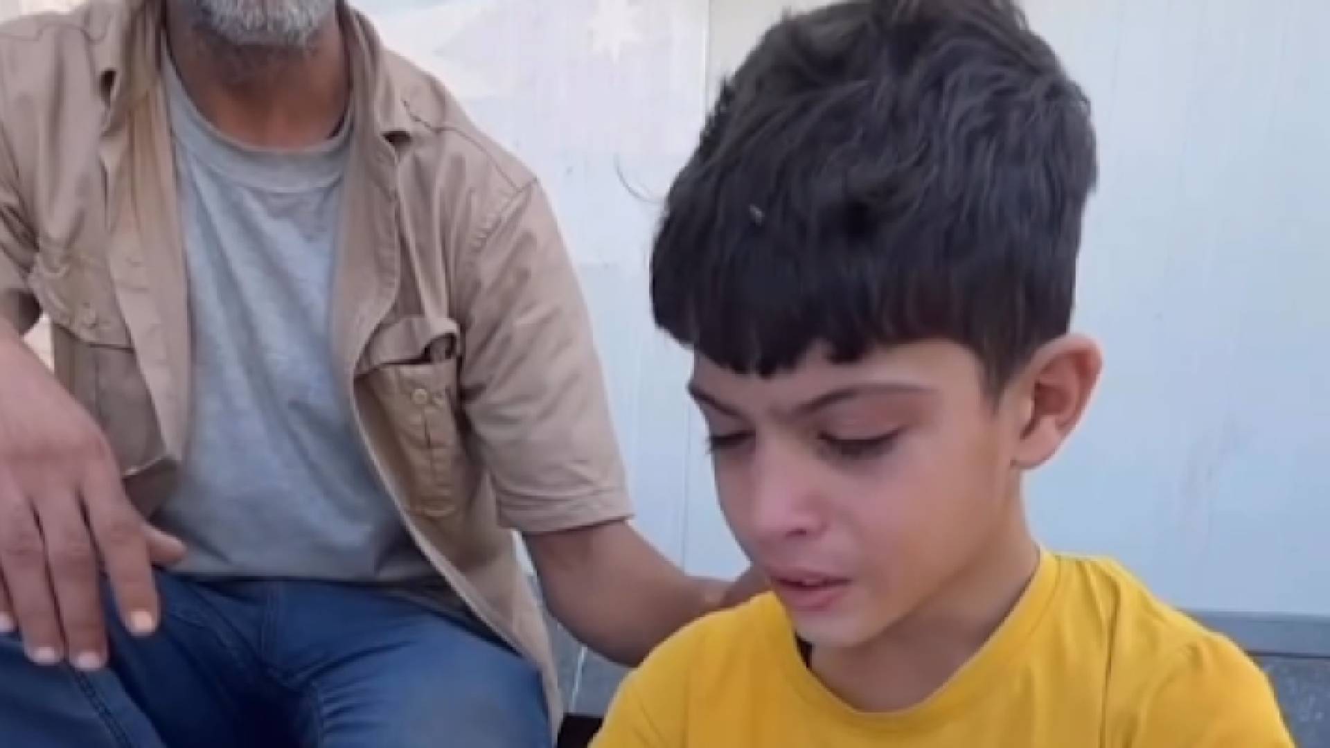 الطفل الفلسطيني وهو يبكي والده الشهيد