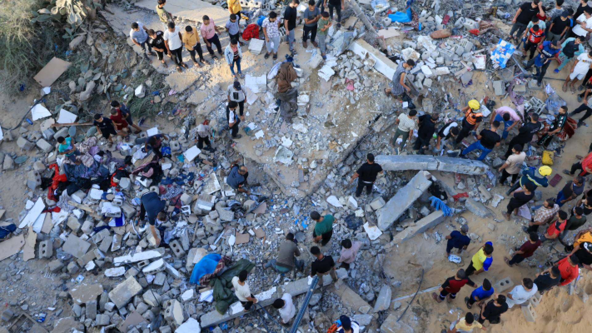 عمليا البحث عن ناجين عالقين تحت أنقاض مبنى في خان يونس في جنوب قطاع غزة.