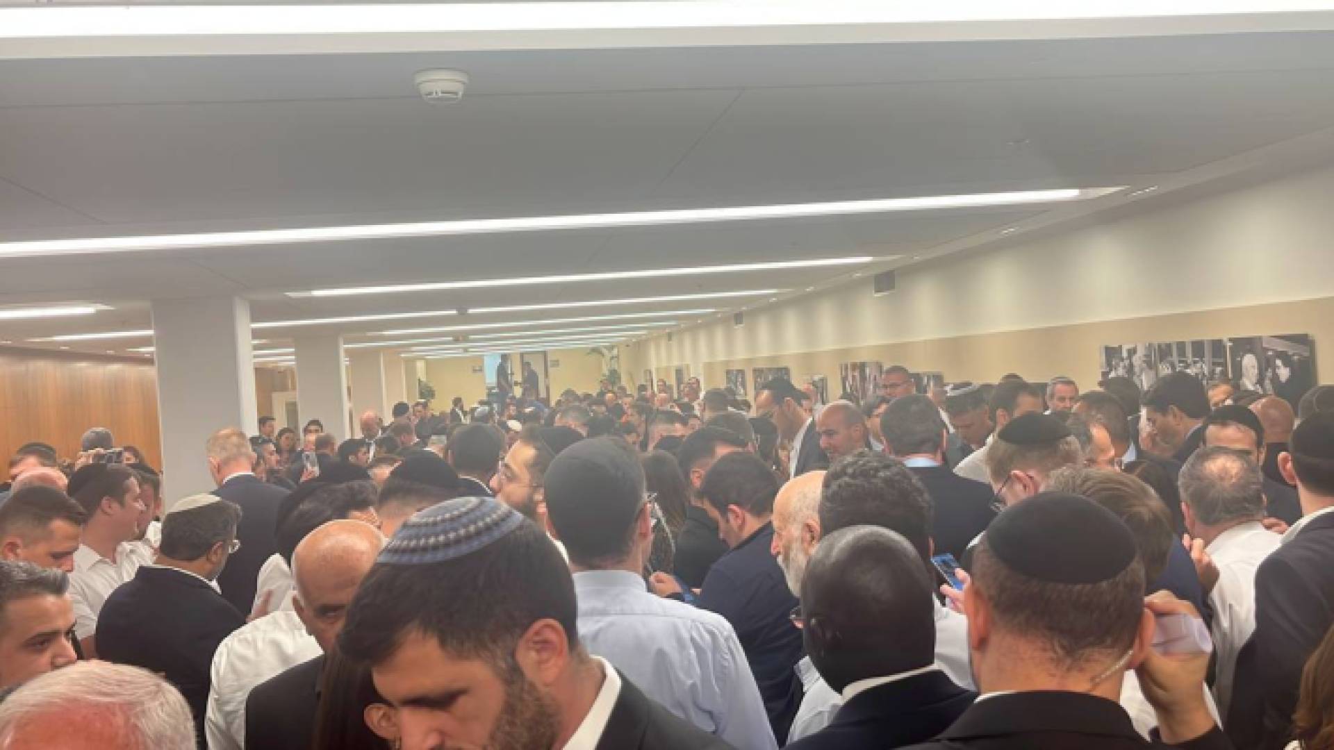 أعضاء الكنيست أثناء تواجدهم في أحد الملاجئ